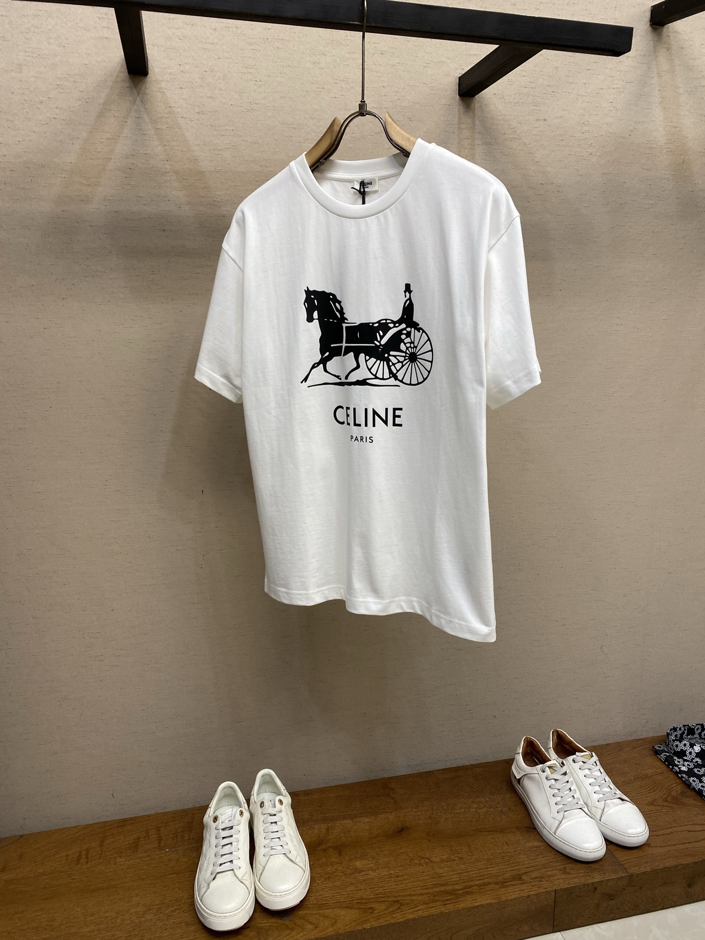 🌟🌟Celine 马车印花圆领短袖发售色系：黑色、白色⚠️原,900购买；纯棉质轻盈面料、马车图案胶浆印