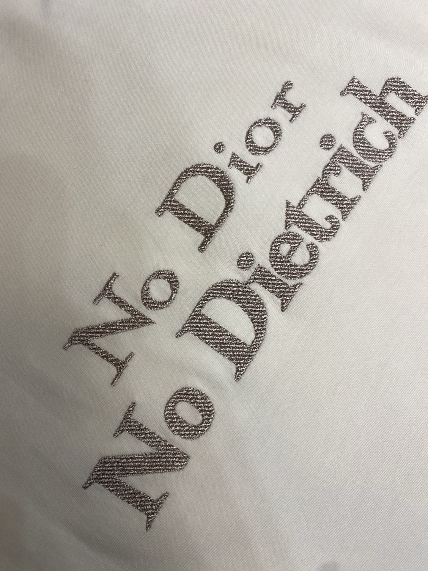🌟🌟Dior 宣言刺绣圆领短袖发售色系：杏白、黑色⚠️原¥8650购买；单纱双面针织纯棉面料、斜纹挨针刺