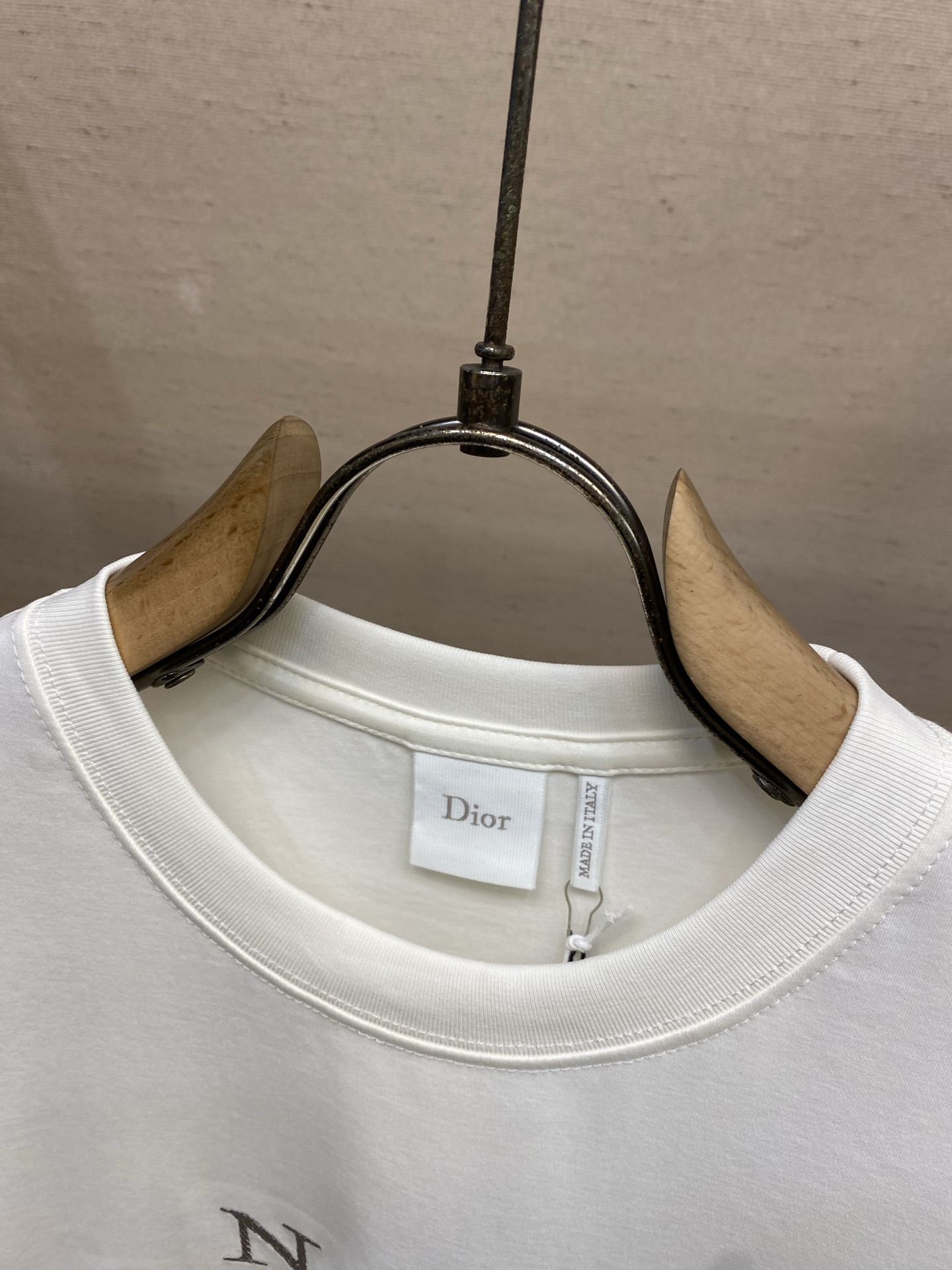 🌟🌟Dior 宣言刺绣圆领短袖发售色系：杏白、黑色⚠️原¥8650购买；单纱双面针织纯棉面料、斜纹挨针刺
