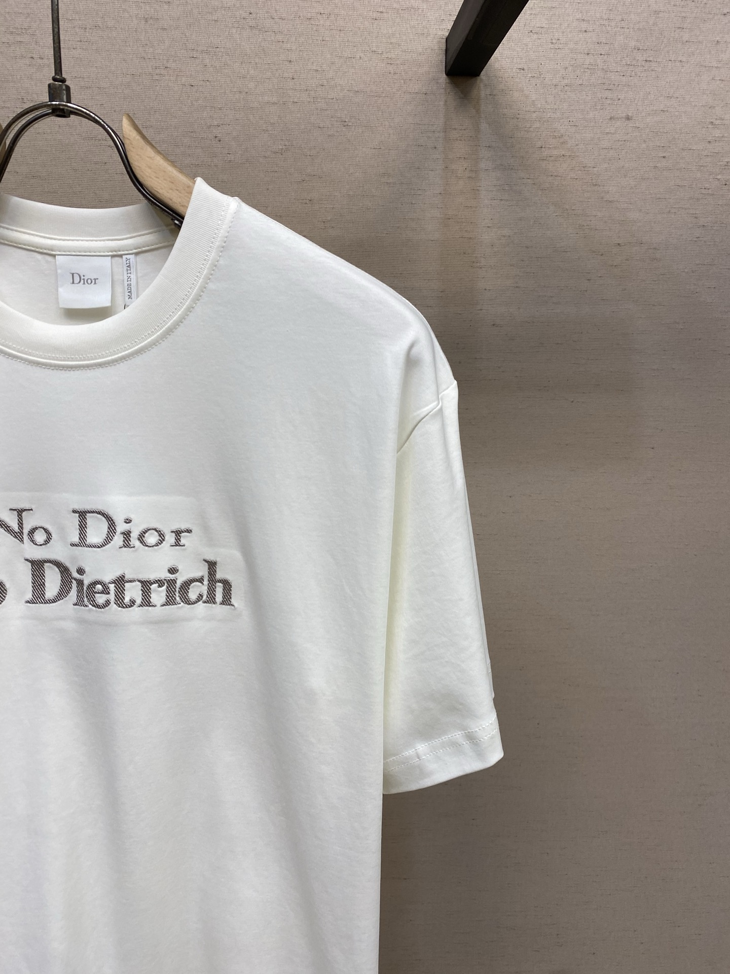 🌟🌟Dior 宣言刺绣圆领短袖发售色系：杏白、黑色⚠️原¥8650购买；单纱双面针织纯棉面料、斜纹挨针刺