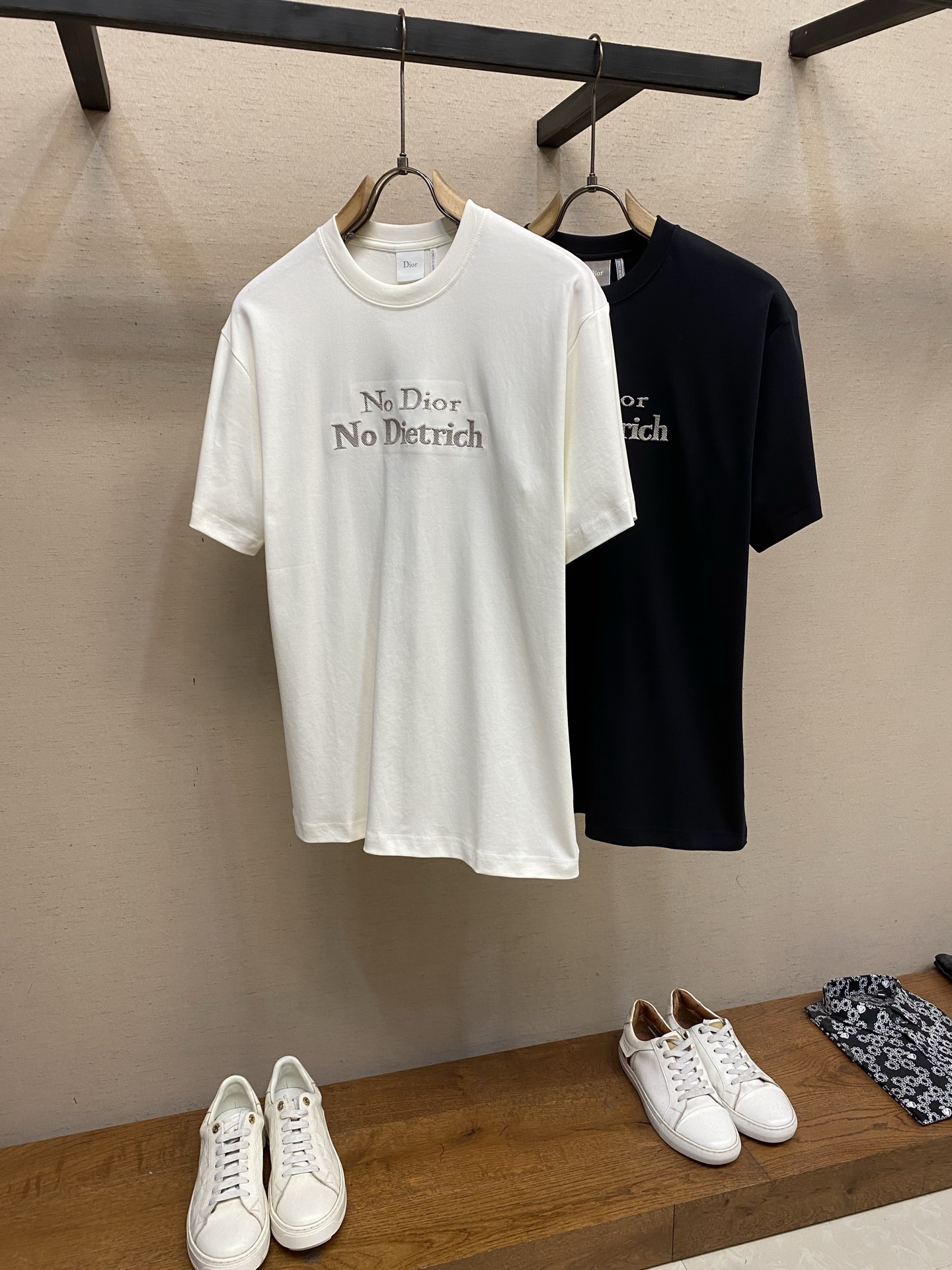 🌟🌟Dior 宣言刺绣圆领短袖发售色系：杏白、黑色⚠️原¥8650购买；单纱双面针织纯棉面料、斜纹挨针刺