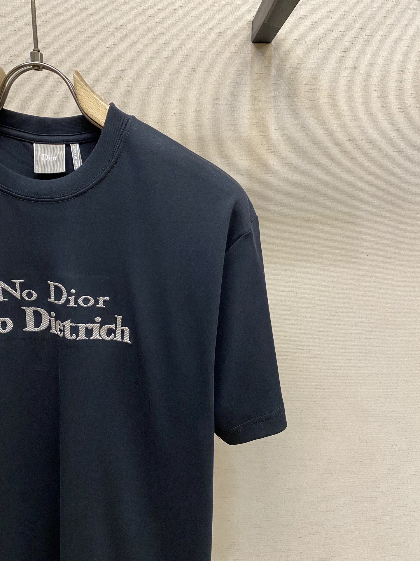 🌟🌟Dior 宣言刺绣圆领短袖发售色系：杏白、黑色⚠️原¥8650购买；单纱双面针织纯棉面料、斜纹挨针刺