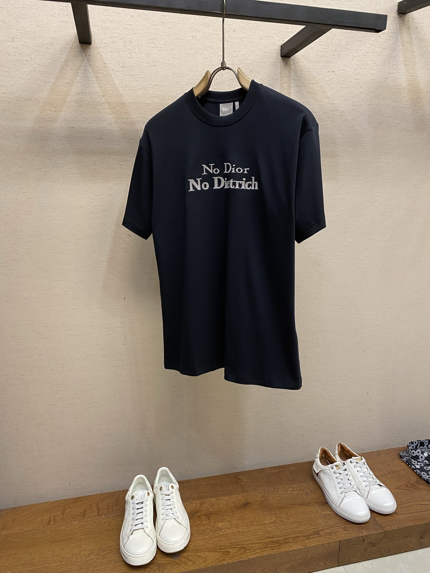 🌟🌟Dior 宣言刺绣圆领短袖发售色系：杏白、黑色⚠️原¥8650购买；单纱双面针织纯棉面料、斜纹挨针刺
