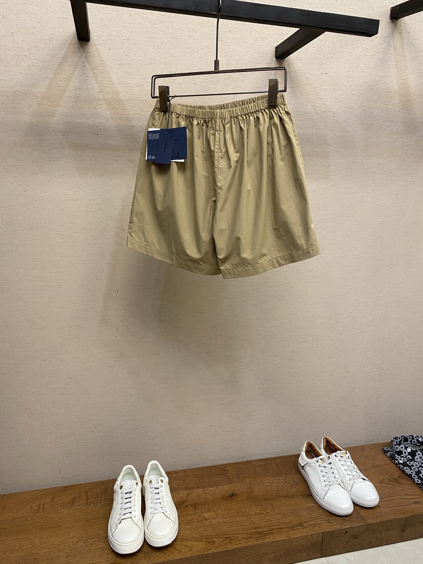 🌟🌟Prada 工装翻盖口袋短裤发售色系：藏蓝、卡其⚠️原,600购买；棉质府绸面料材质、前福翻盖口袋、