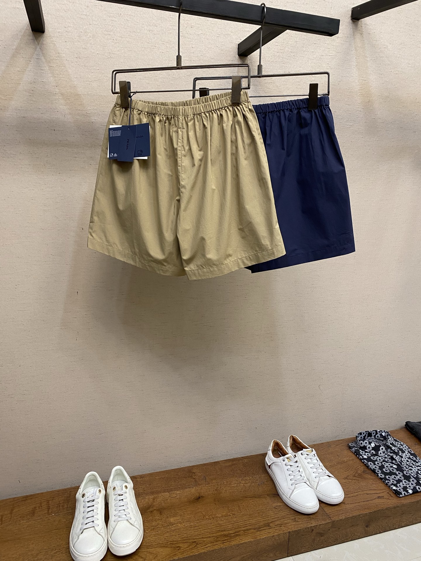 🌟🌟Prada 工装翻盖口袋短裤发售色系：藏蓝、卡其⚠️原,600购买；棉质府绸面料材质、前福翻盖口袋、