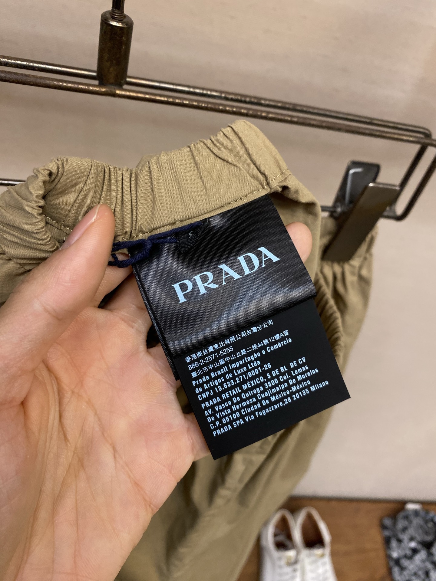 🌟🌟Prada 工装翻盖口袋短裤发售色系：藏蓝、卡其⚠️原,600购买；棉质府绸面料材质、前福翻盖口袋、