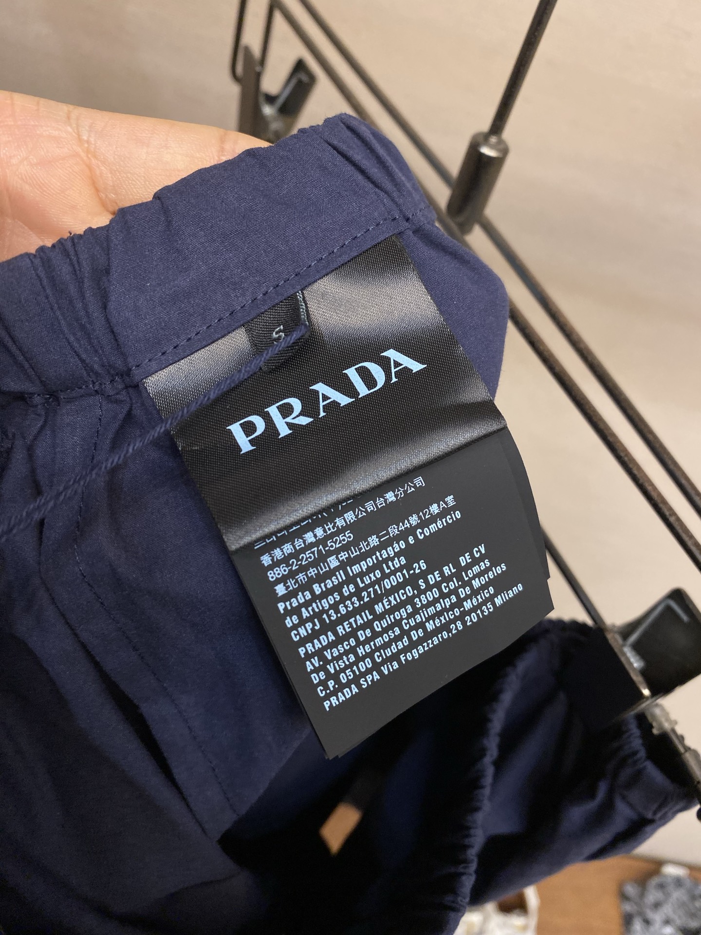 🌟🌟Prada 工装翻盖口袋短裤发售色系：藏蓝、卡其⚠️原,600购买；棉质府绸面料材质、前福翻盖口袋、