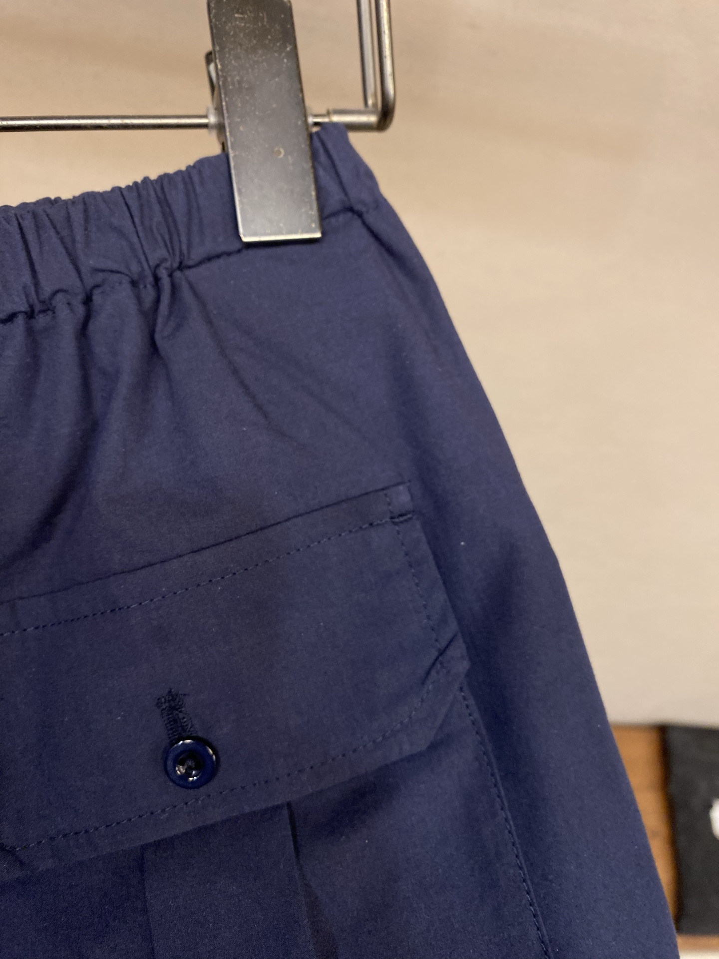 🌟🌟Prada 工装翻盖口袋短裤发售色系：藏蓝、卡其⚠️原,600购买；棉质府绸面料材质、前福翻盖口袋、