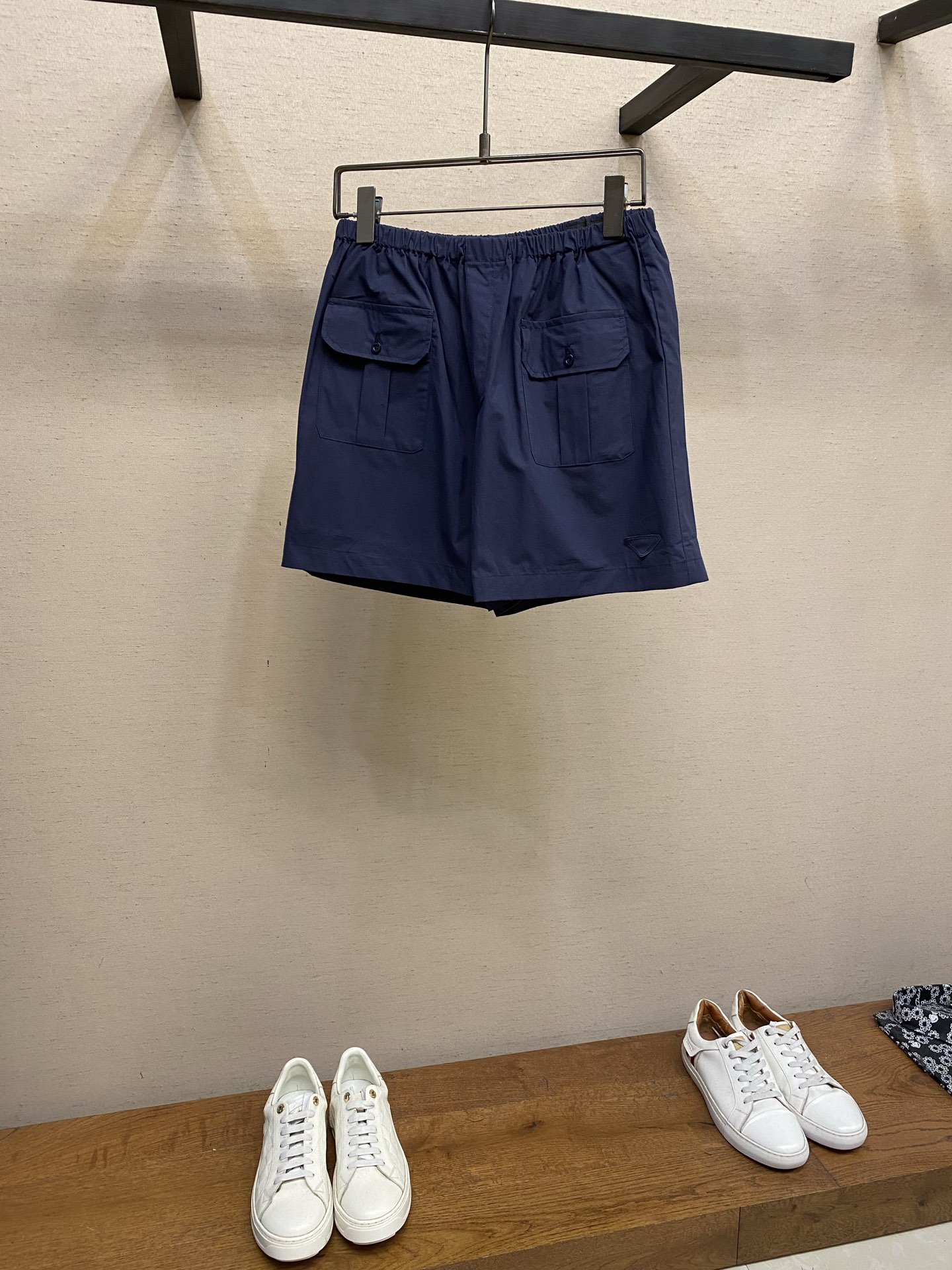 🌟🌟Prada 工装翻盖口袋短裤发售色系：藏蓝、卡其⚠️原,600购买；棉质府绸面料材质、前福翻盖口袋、
