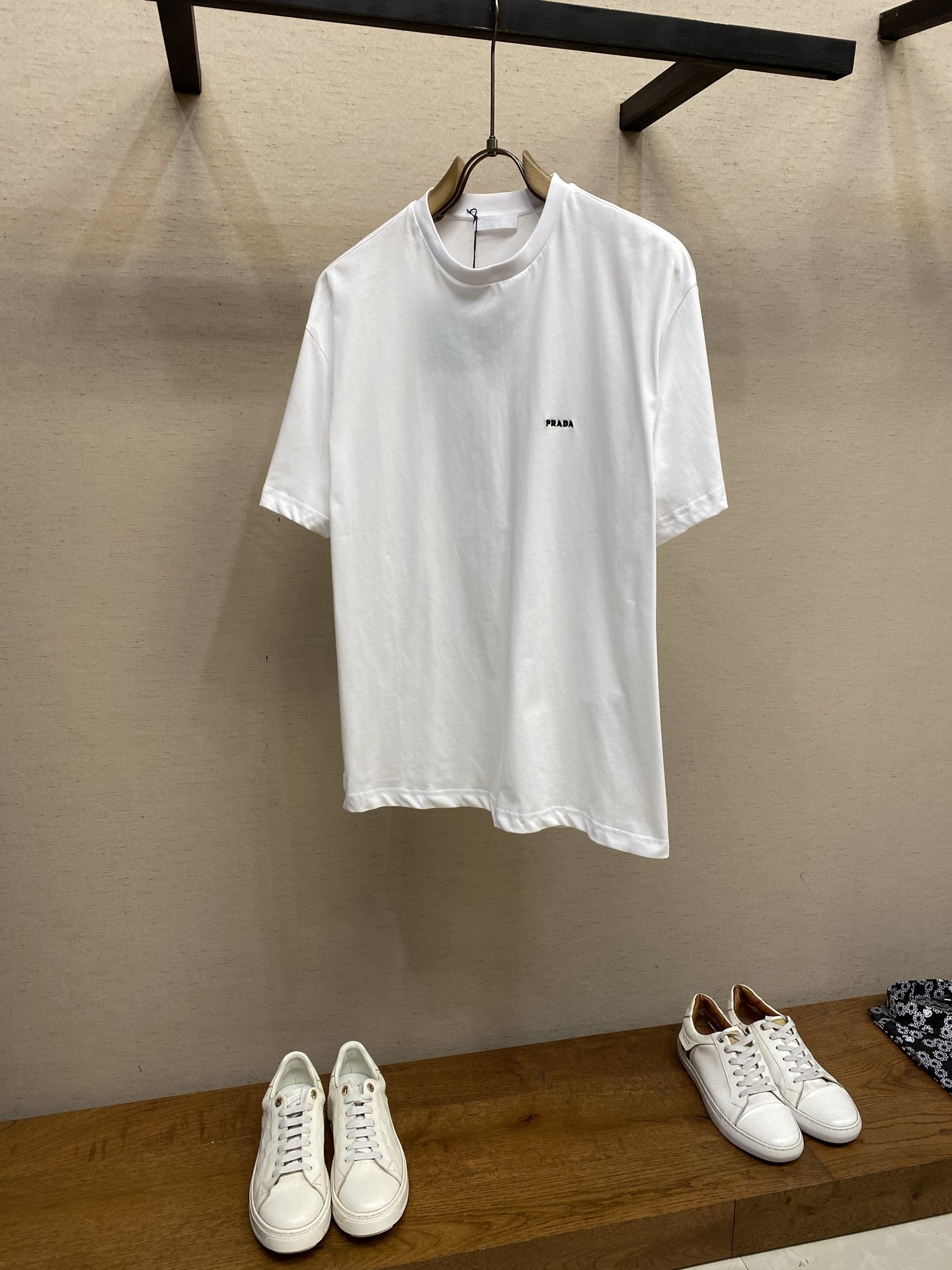 🌟🌟Prada 标志小绣圆领短袖发售色系：黑色、白色⚠️原,150 购买；纯棉平纹针织质面料、立体刺绣标