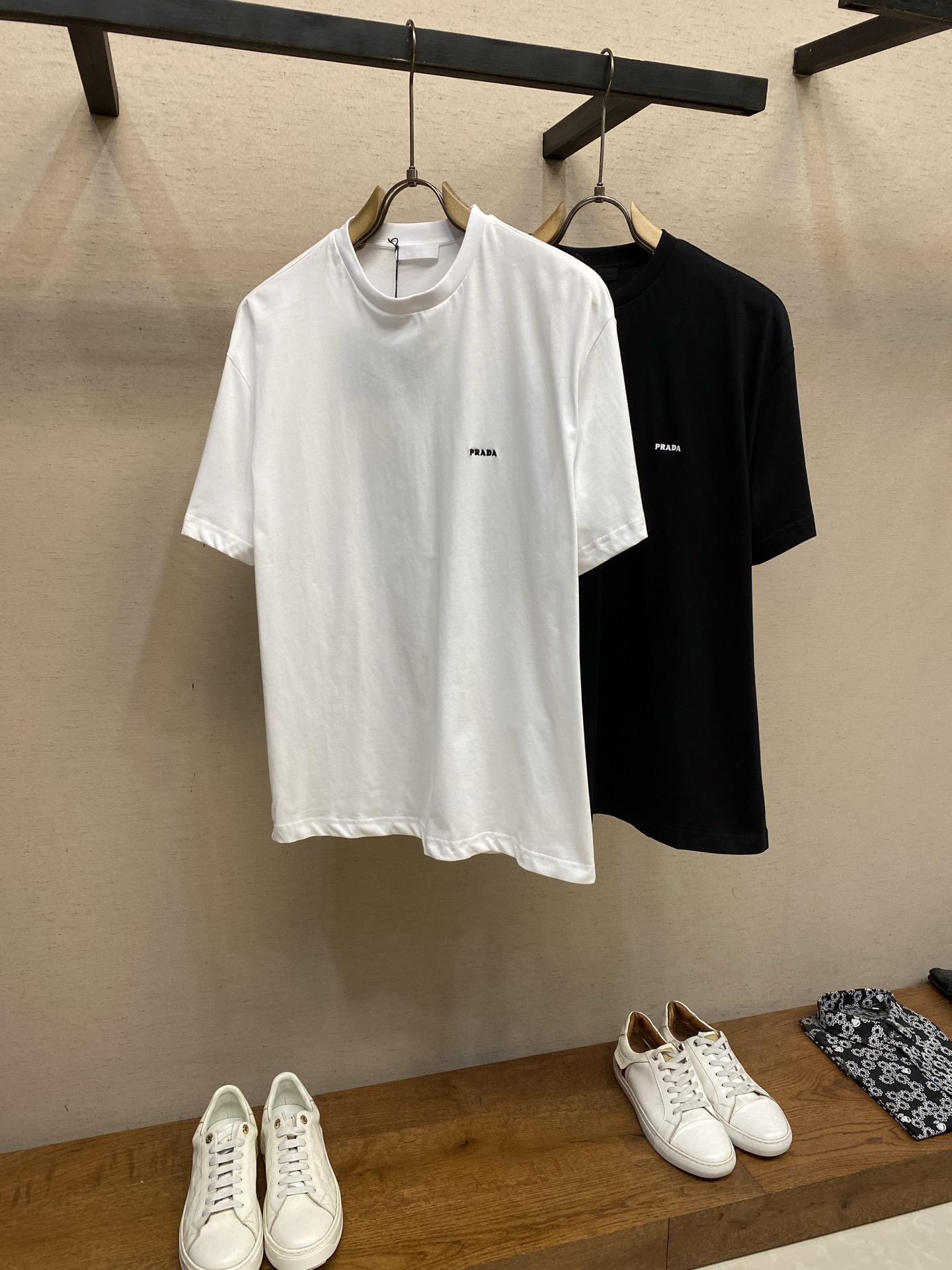 🌟🌟Prada 标志小绣圆领短袖发售色系：黑色、白色⚠️原,150 购买；纯棉平纹针织质面料、立体刺绣标