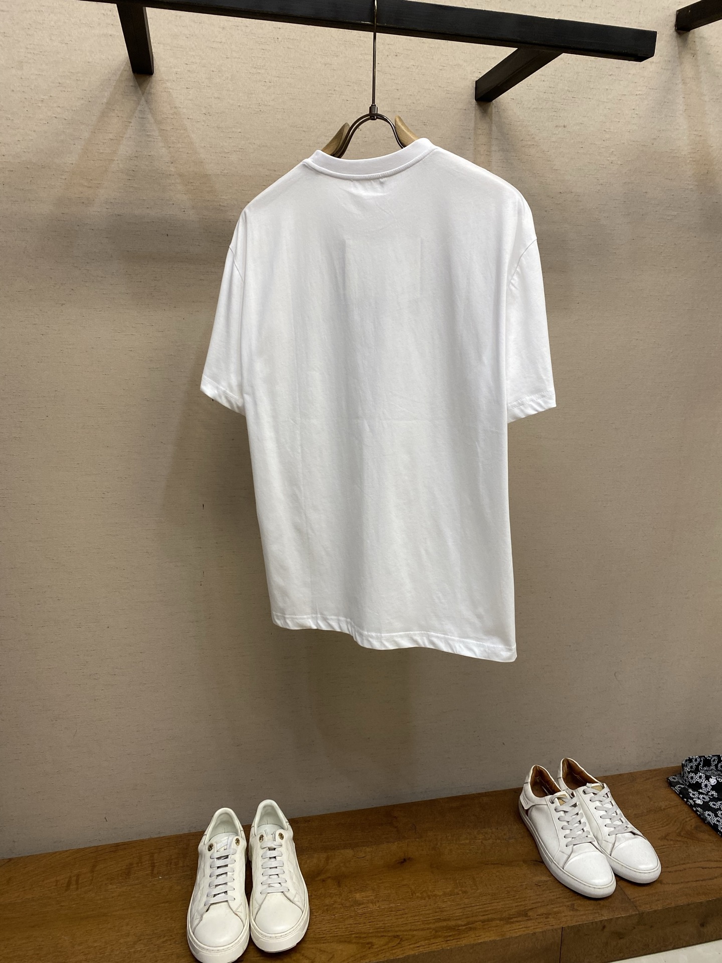 🌟🌟Prada 标志小绣圆领短袖发售色系：黑色、白色⚠️原,150 购买；纯棉平纹针织质面料、立体刺绣标