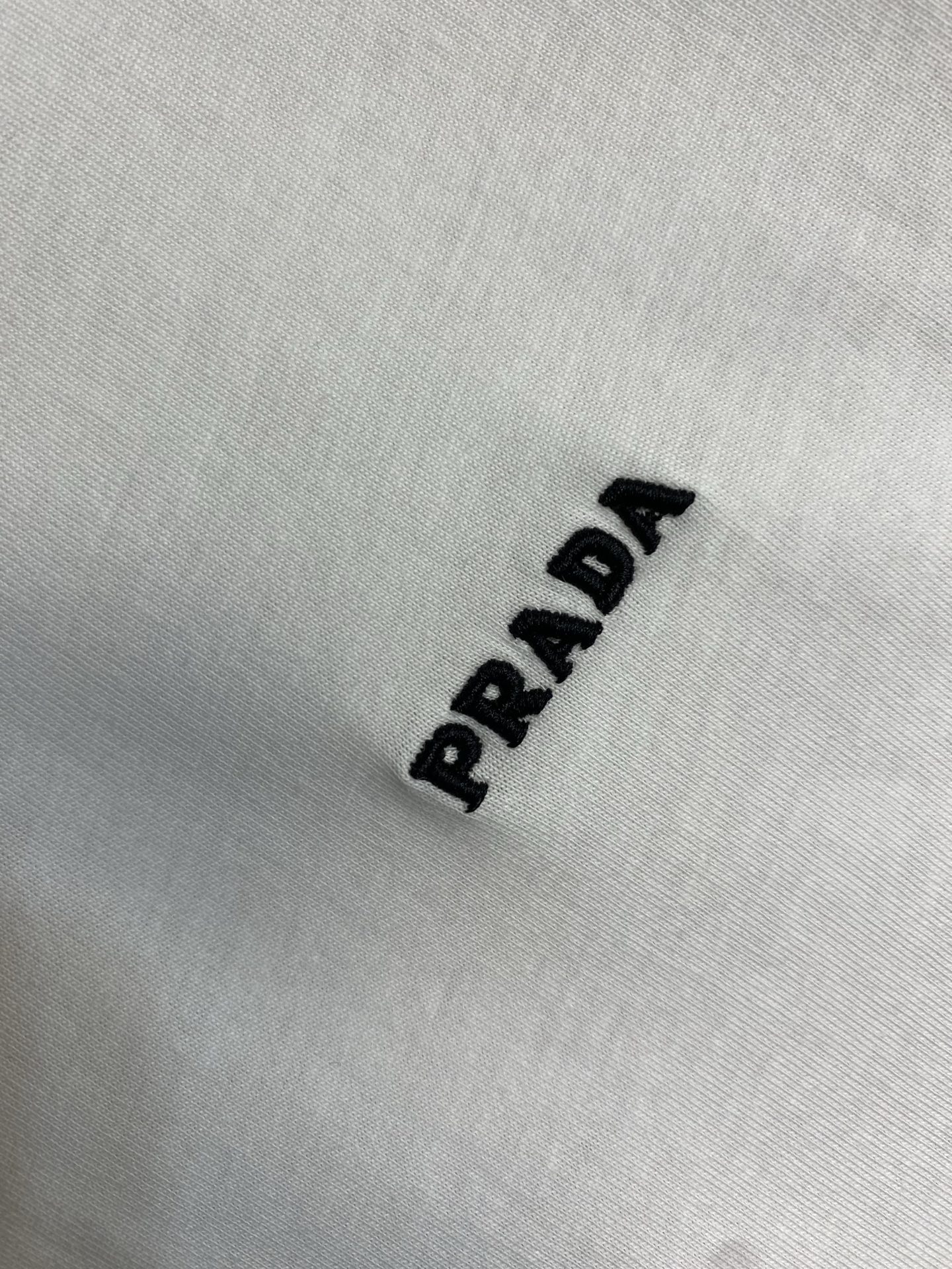 🌟🌟Prada 标志小绣圆领短袖发售色系：黑色、白色⚠️原,150 购买；纯棉平纹针织质面料、立体刺绣标
