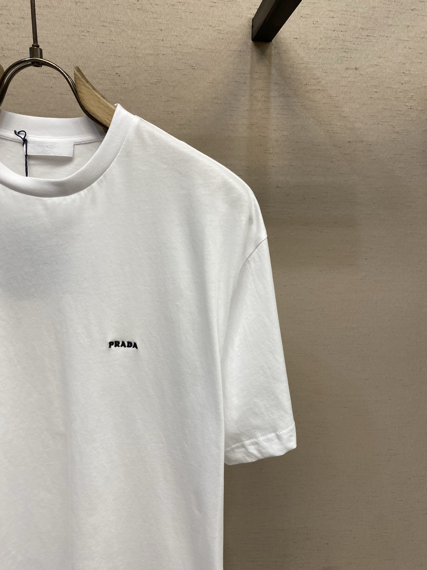 🌟🌟Prada 标志小绣圆领短袖发售色系：黑色、白色⚠️原,150 购买；纯棉平纹针织质面料、立体刺绣标