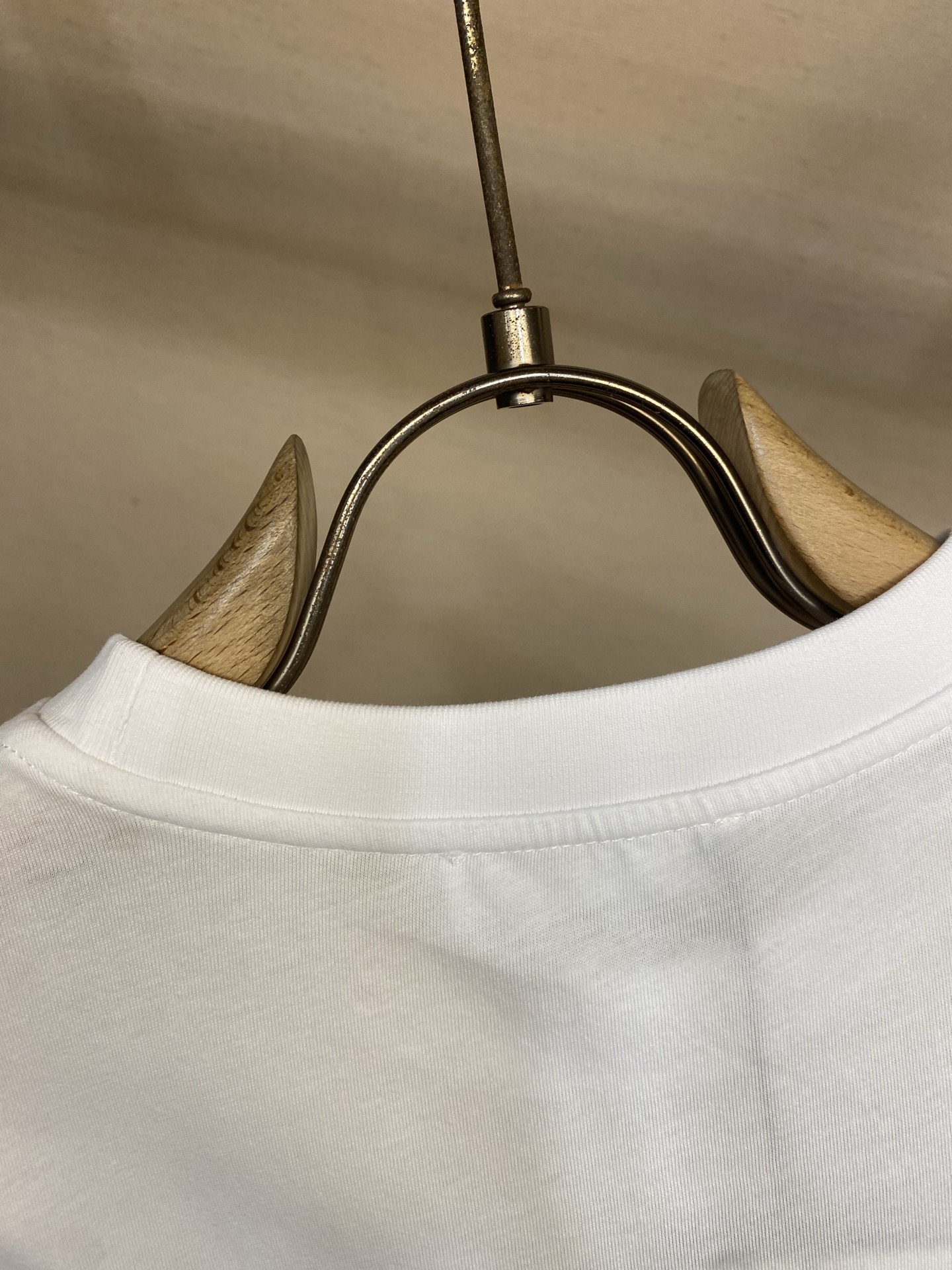 🌟🌟Prada 标志小绣圆领短袖发售色系：黑色、白色⚠️原,150 购买；纯棉平纹针织质面料、立体刺绣标