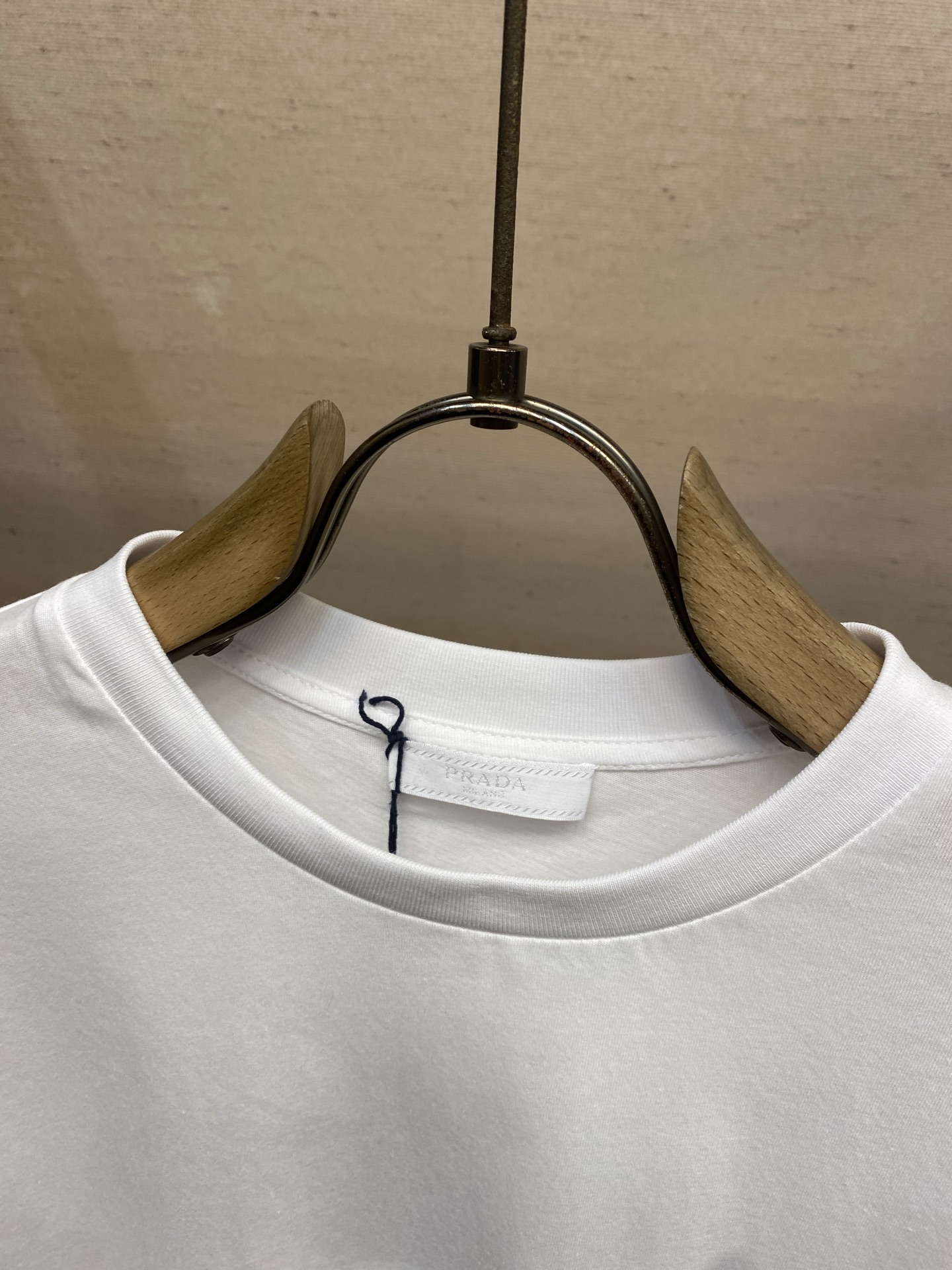 🌟🌟Prada 标志小绣圆领短袖发售色系：黑色、白色⚠️原,150 购买；纯棉平纹针织质面料、立体刺绣标