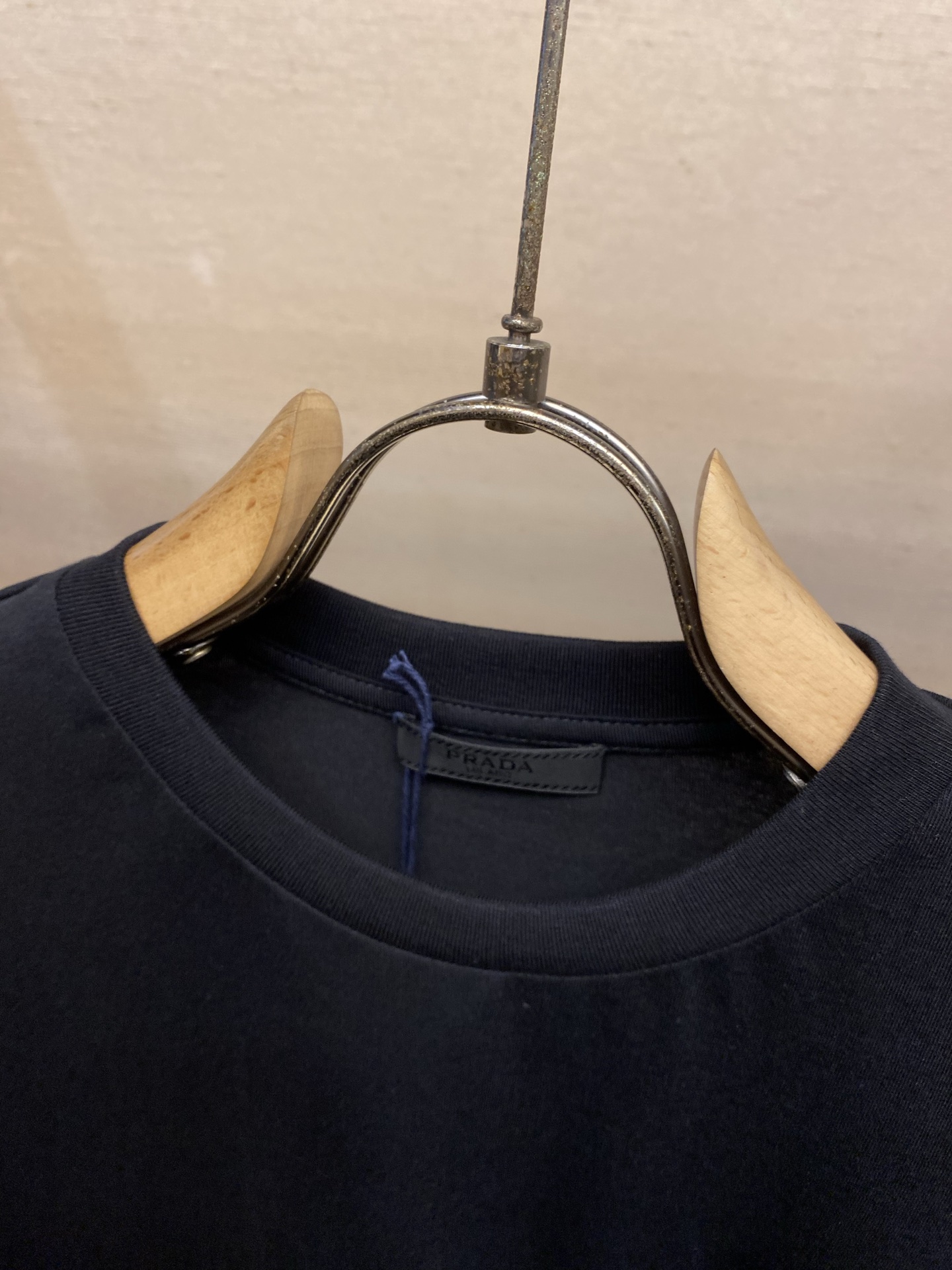 🌟🌟Prada 标志小绣圆领短袖发售色系：黑色、白色⚠️原,150 购买；纯棉平纹针织质面料、立体刺绣标