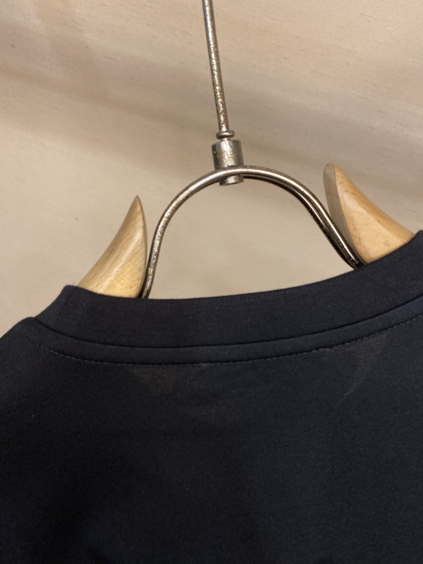 🌟🌟Prada 标志小绣圆领短袖发售色系：黑色、白色⚠️原,150 购买；纯棉平纹针织质面料、立体刺绣标