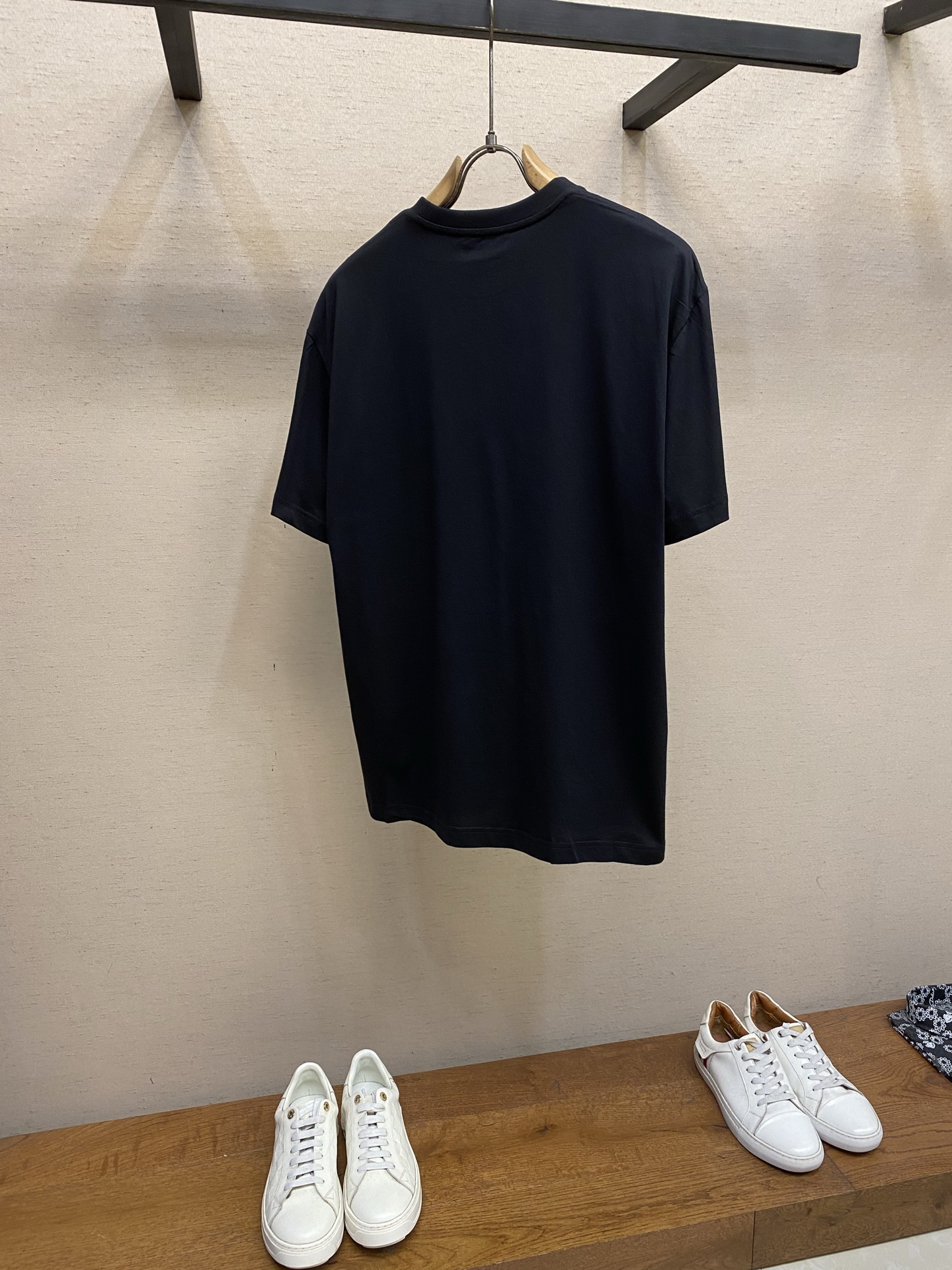 🌟🌟Prada 标志小绣圆领短袖发售色系：黑色、白色⚠️原,150 购买；纯棉平纹针织质面料、立体刺绣标