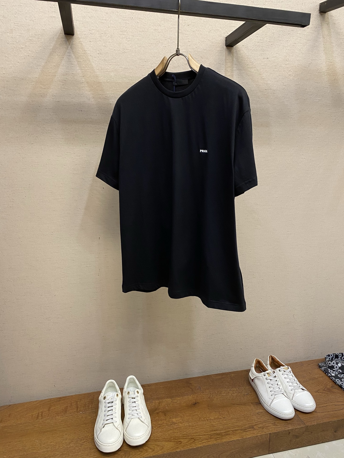 🌟🌟Prada 标志小绣圆领短袖发售色系：黑色、白色⚠️原,150 购买；纯棉平纹针织质面料、立体刺绣标
