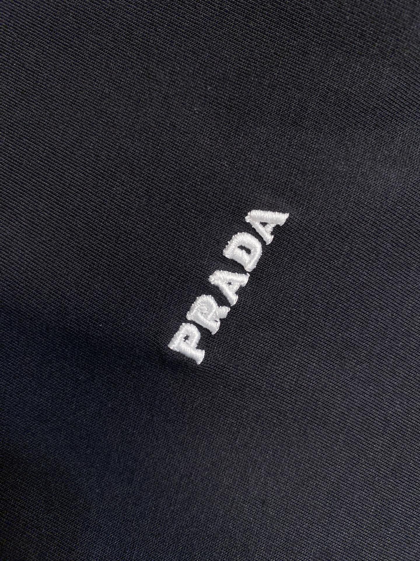 🌟🌟Prada 标志小绣圆领短袖发售色系：黑色、白色⚠️原,150 购买；纯棉平纹针织质面料、立体刺绣标