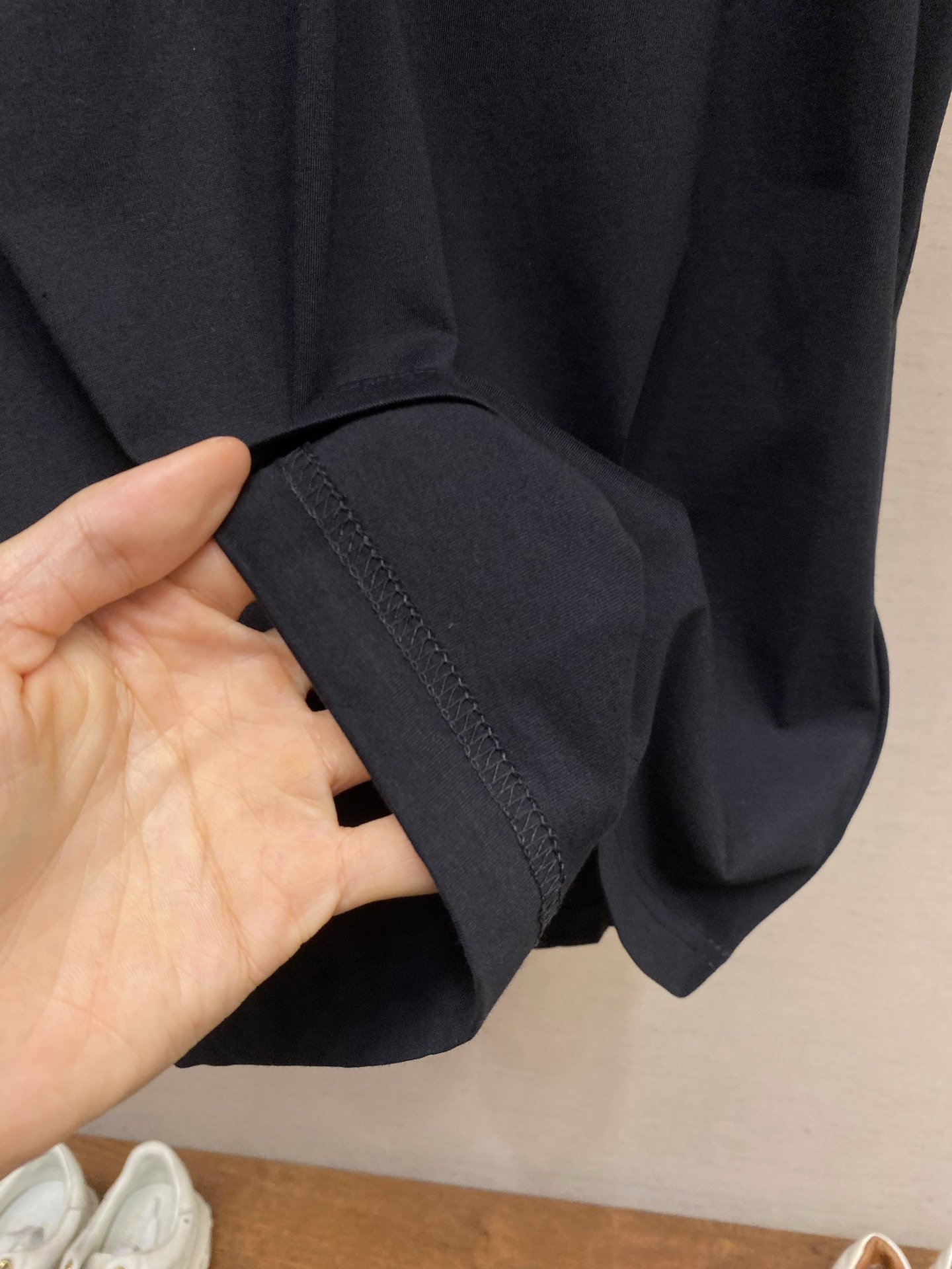 🌟🌟Prada 标志小绣圆领短袖发售色系：黑色、白色⚠️原,150 购买；纯棉平纹针织质面料、立体刺绣标