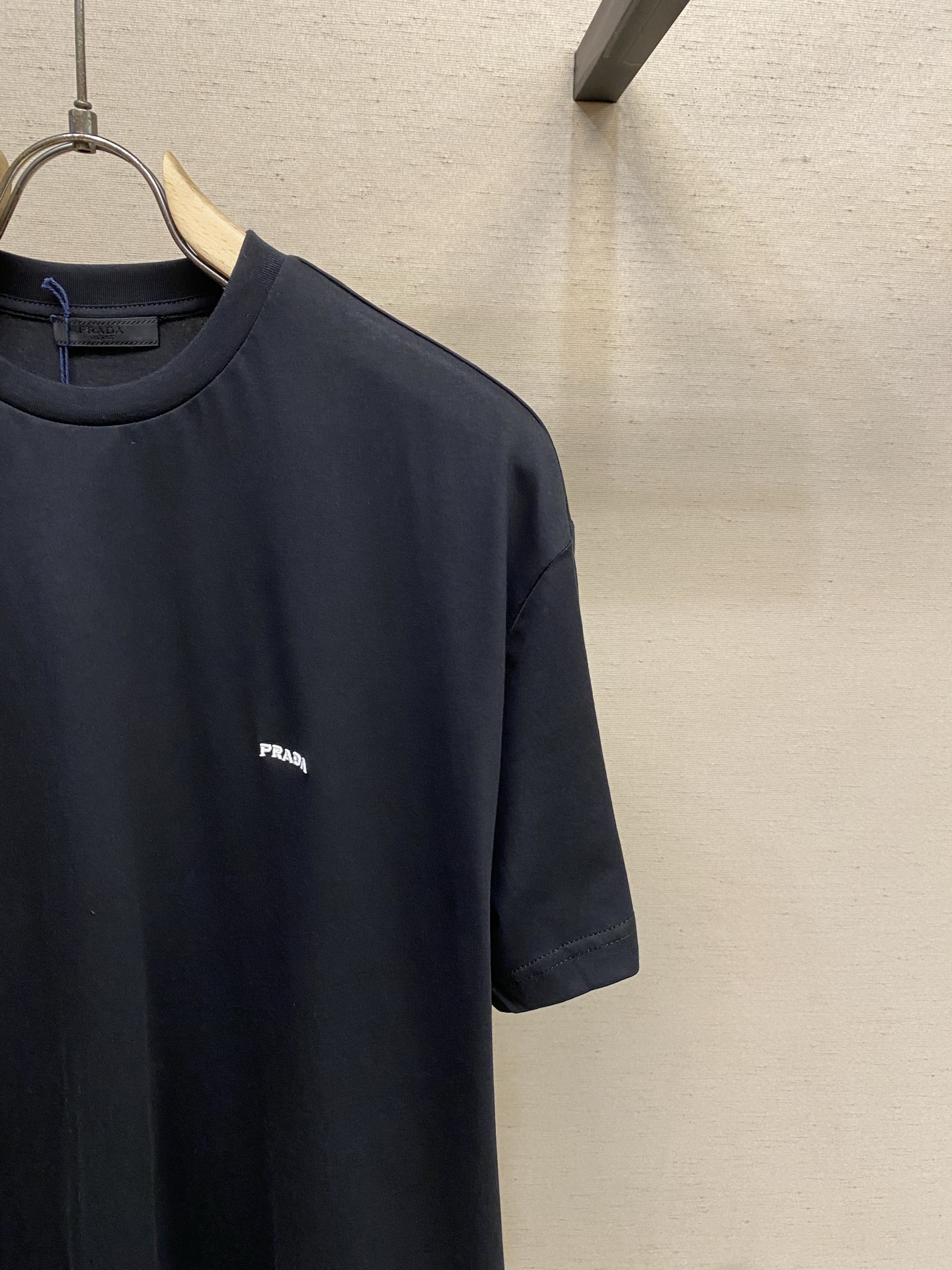 🌟🌟Prada 标志小绣圆领短袖发售色系：黑色、白色⚠️原,150 购买；纯棉平纹针织质面料、立体刺绣标