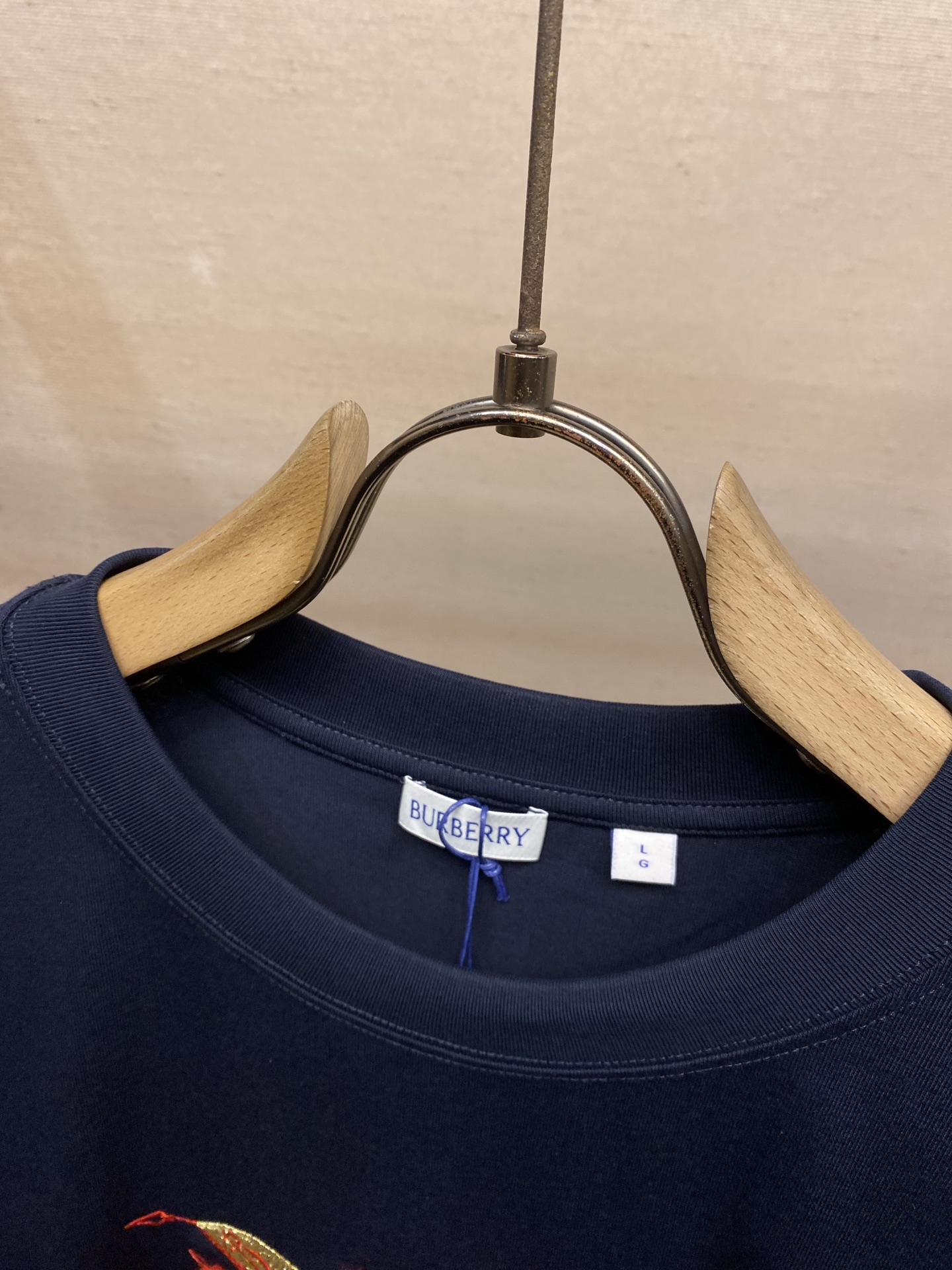 🌟🌟 BBR绒毛马圆领短袖⚠️原,850购买；纯棉平织棉面料、马术骑士徽标、金属感纱线演绎、罗纹针织领口