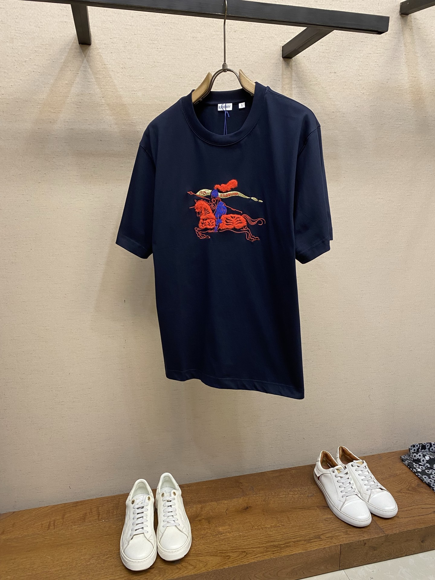 🌟🌟 BBR绒毛马圆领短袖⚠️原,850购买；纯棉平织棉面料、马术骑士徽标、金属感纱线演绎、罗纹针织领口