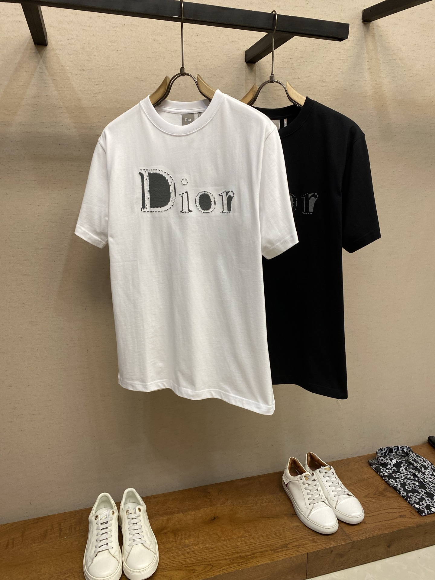 🌟🌟Dior 虚线刺绣圆领短袖发售色系：黑色、白色⚠️原¥8050购买；棉质平纹面料、虚线 Revers