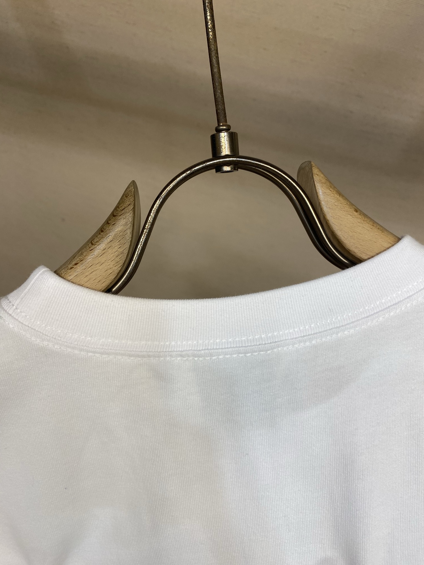 🌟🌟Dior 虚线刺绣圆领短袖发售色系：黑色、白色⚠️原¥8050购买；棉质平纹面料、虚线 Revers