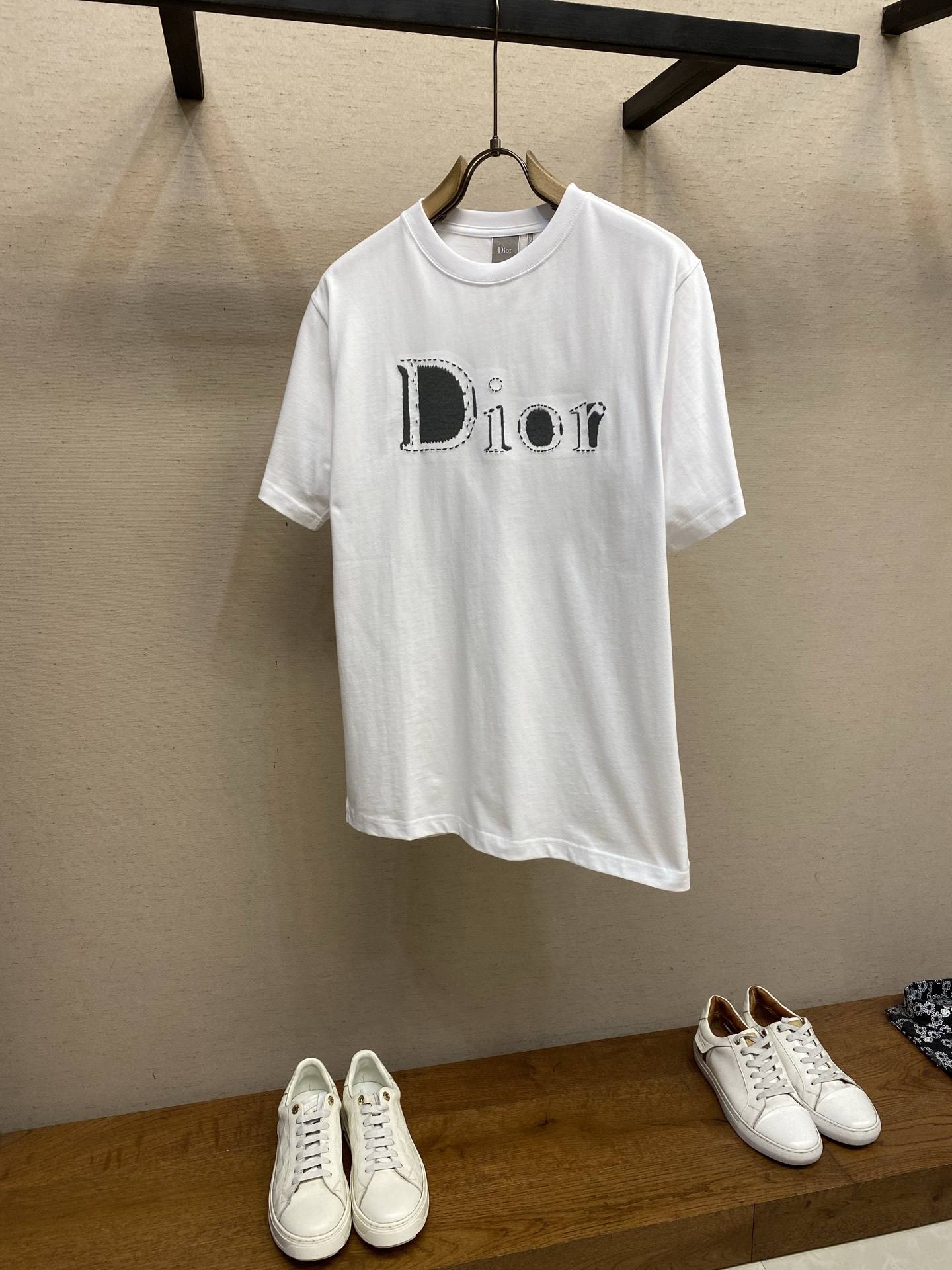 🌟🌟Dior 虚线刺绣圆领短袖发售色系：黑色、白色⚠️原¥8050购买；棉质平纹面料、虚线 Revers