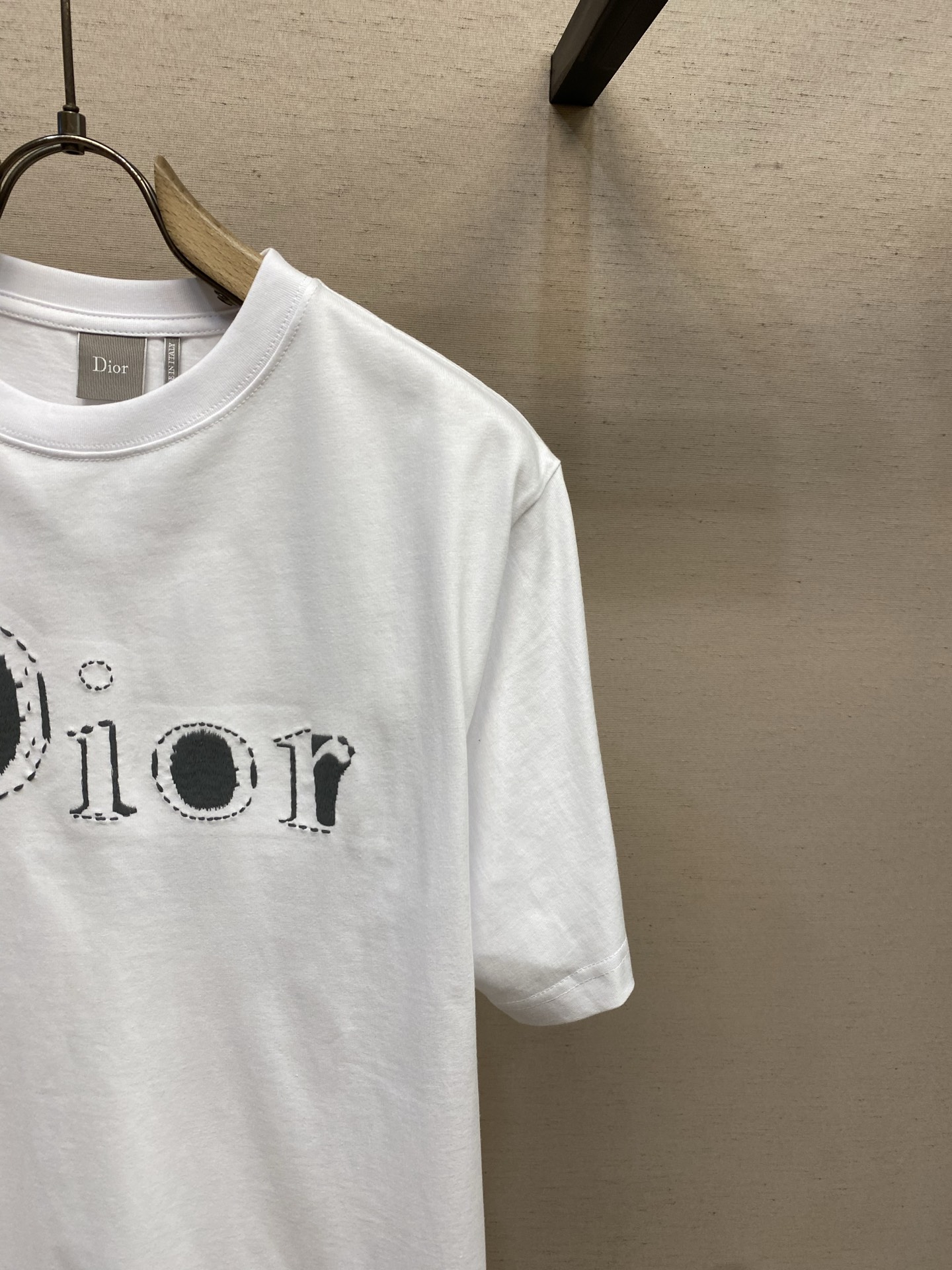 🌟🌟Dior 虚线刺绣圆领短袖发售色系：黑色、白色⚠️原¥8050购买；棉质平纹面料、虚线 Revers
