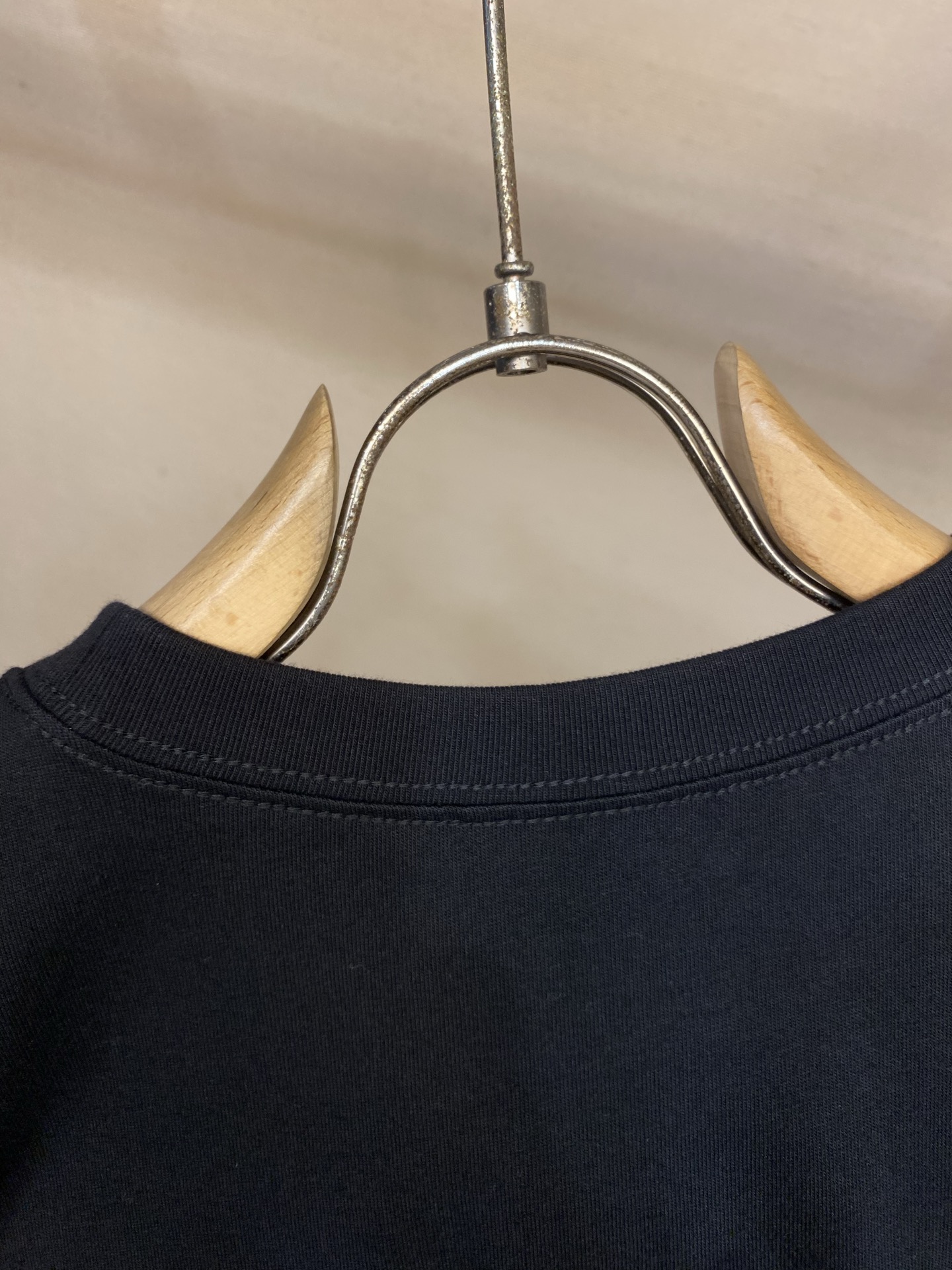 🌟🌟Dior 虚线刺绣圆领短袖发售色系：黑色、白色⚠️原¥8050购买；棉质平纹面料、虚线 Revers