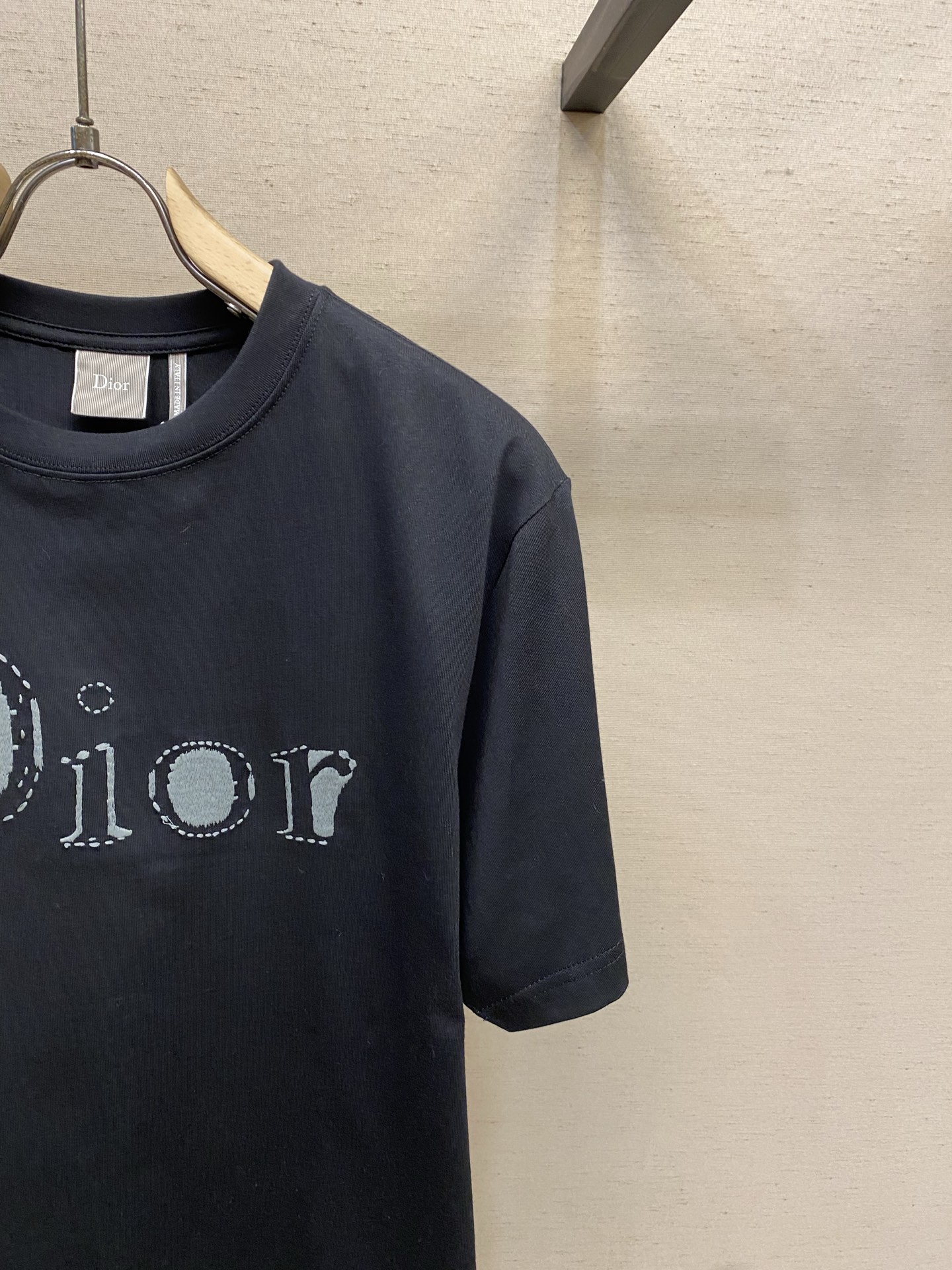 🌟🌟Dior 虚线刺绣圆领短袖发售色系：黑色、白色⚠️原¥8050购买；棉质平纹面料、虚线 Revers