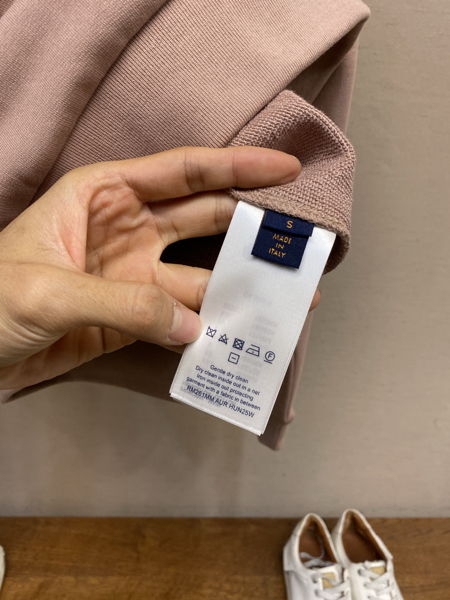 🌟🌟1V 粉尘皮革圆领卫衣⚠️原¥10450购买；纯棉质鱼鳞底面料、胸前饰有标识皮革、标准版型、罗纹衣领