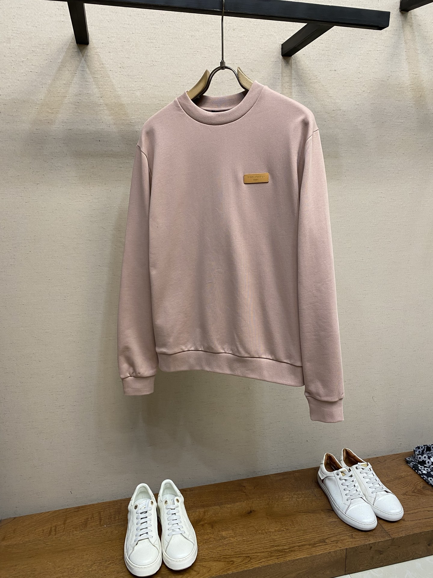 NO:761693,V dust leather round neck sweatshirt Original purchase; pure cotton fish scale base fabric, logo leather on the chest, standard fit, ribbed collar, hem and cuffs, all accessories # Made of cotton fish scale base fabric  The fabric is made of 26S double yarn S fish scale bottom brushed fabric, with a weight of 380g/㎡, and 21S double yarn 2*2 rib, with a weight of 470g/㎡. This fabric is raised and processed to form a layer of soft and plump fluff on the inside; the improved fish scale knitting method forms delicate concavities and convexities on the bottom surface  The texture is similar to the arrangement of fish scales. It effectively increases the air storage layer and improves the thermal insulation performance. The front of the fabric is smooth and smooth, and the back is soft and waxy. It has excellent moisture absorption and breathability, wrinkle resistance and drape. It is thicker and stiffer than ordinary sweatshirt materials. It gives the clothing excellent warmth retention, breathability and skin-friendly touch.  # Logo leather patch hot stamping process is a high-end technology that combines precision embossing with metal foil transfer for leather labels. Its core is to permanently emboss and adhere gold or silver metal foil to the leather surface through a high-temperature and high-pressure mold.  The leather is placed on a precision-cut patch base, and through high temperature of 150-180°C and precise pressure, the metal foil is instantly separated from the carrier film and thermally fused with the leather fibers. After the hot stamping is completed, manual trimming and antioxidant coating treatment are required to ensure that the letters are evenly glossy, have no overflow on the edges, and are durable and non-fading. # Standard crew neck sweatshirt version  It adopts a loose design, whether it is the shoulders, chest or length of the garment, it is extended to the pattern design. The neckline, cuffs and hem are all made of exquisite sewing technology, making the sweatshirt more three-dimensional and textured. At the same time, the tailoring of the body is also carefully adjusted to ensure that it is fit and not tight when worn. Sizes XS-L, hoodie, sweatshirts,19860909V 粉尘皮革圆领卫衣 原购买；纯棉质鱼鳞底面料、胸前饰有标识皮革、标准版型、罗纹衣领、下摆及袖口、全体辅料配备 # 采用棉材质鱼鳞底面料 面料采用26S双纱S鱼鳞底磨毛面料,克重380g/㎡,搭配21S双纱2*2罗纹,克重470g/㎡.这种面料通过起绒处理,内侧会形成一层柔软丰盈的绒毛；改良的鱼鳞状针织法在底面形成细腻的凹凸肌理,类似鱼鳞排列.有效增加空气储存层,提升保暖性能.面料正面光洁平整,背面柔软丰糯,兼具出色吸湿透气性、抗皱性与垂坠感,比普通卫衣料更显厚实挺括.赋予衣物极佳的保暖性、透气性和亲肤触感. # 标识皮革贴饰烫金工艺 皮标将精密压印与金属箔转移相结合的高端技艺.其核心在于通过高温高压模具,将金色或银色的金属箔永久性地压印并粘附于皮革表面. 将皮革置于精密切割的贴饰基底上,通过150-180℃高温与精密压力,使金属箔瞬间脱离载体薄膜,与皮革纤维发生热熔融合.烫金完成后,还需进行手工修整与抗氧化涂层处理,确保字母光泽均匀、边缘无溢金,且经久耐磨不褪色. # 标准圆领卫衣版型 采用宽松设计,无论是肩部、胸部还是衣长对版型设计延伸制作.领口、袖口和下摆等部位都采用了精致的车线工艺,使得卫衣更加立体有质感.同时,衣身的剪裁也经过精心调整,确保穿着时合身而不紧绷. 尺码XS-L,,hoodie,sweatshirts,,Men's clothing