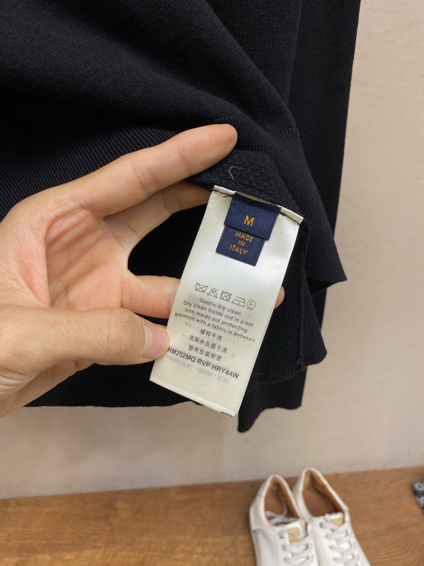 🌟🌟 1V路易 26ss早春新款字母刺绣镂空提花圆领长袖针织衫尺码：S-XL