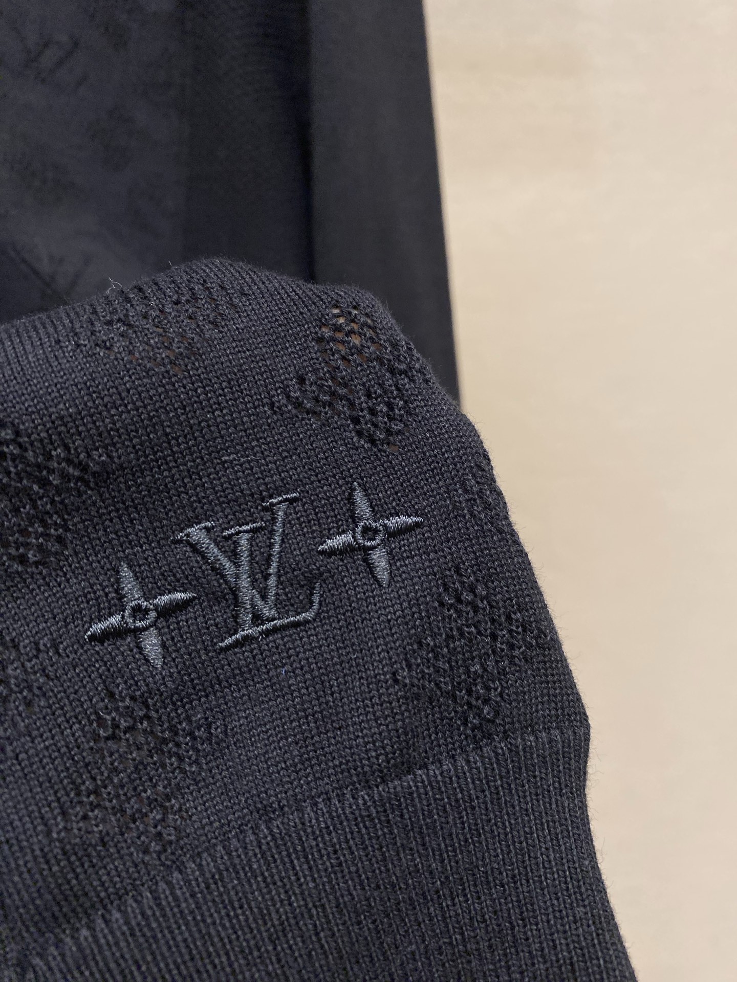 🌟🌟 1V路易 26ss早春新款字母刺绣镂空提花圆领长袖针织衫尺码：S-XL