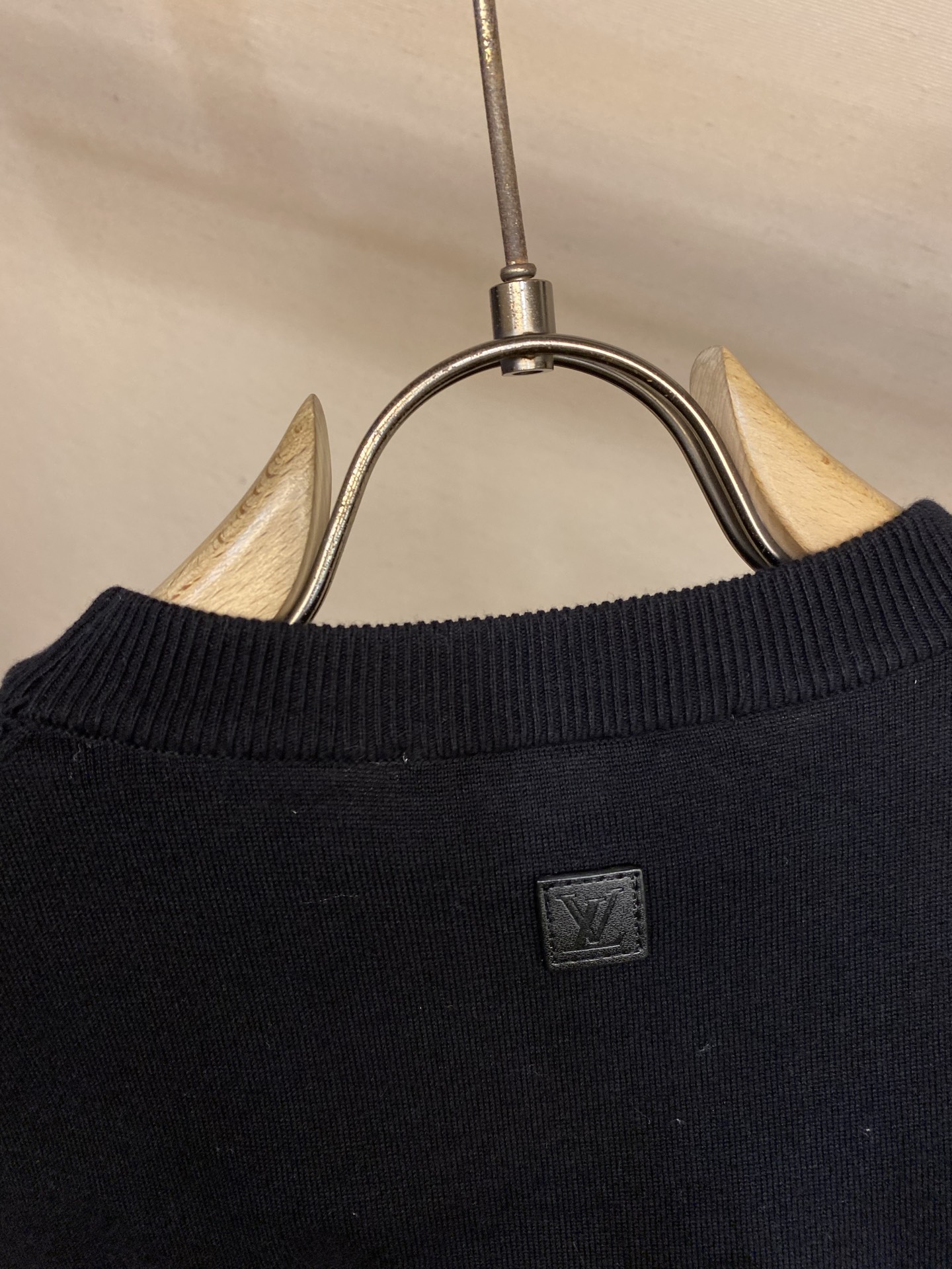 🌟🌟 1V路易 26ss早春新款字母刺绣镂空提花圆领长袖针织衫尺码：S-XL