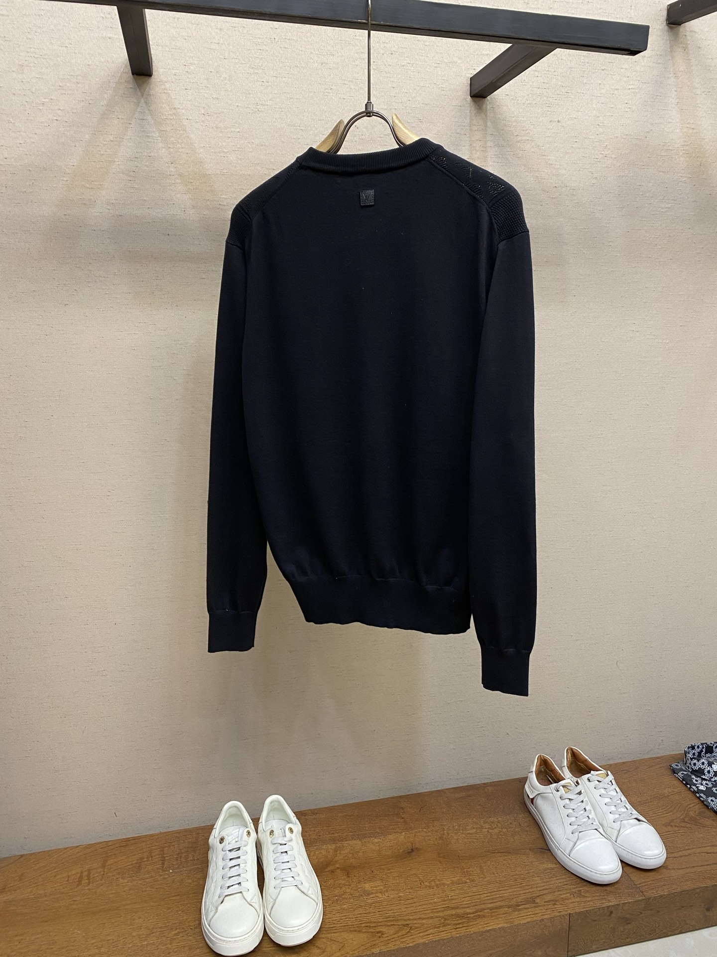 🌟🌟 1V路易 26ss早春新款字母刺绣镂空提花圆领长袖针织衫尺码：S-XL