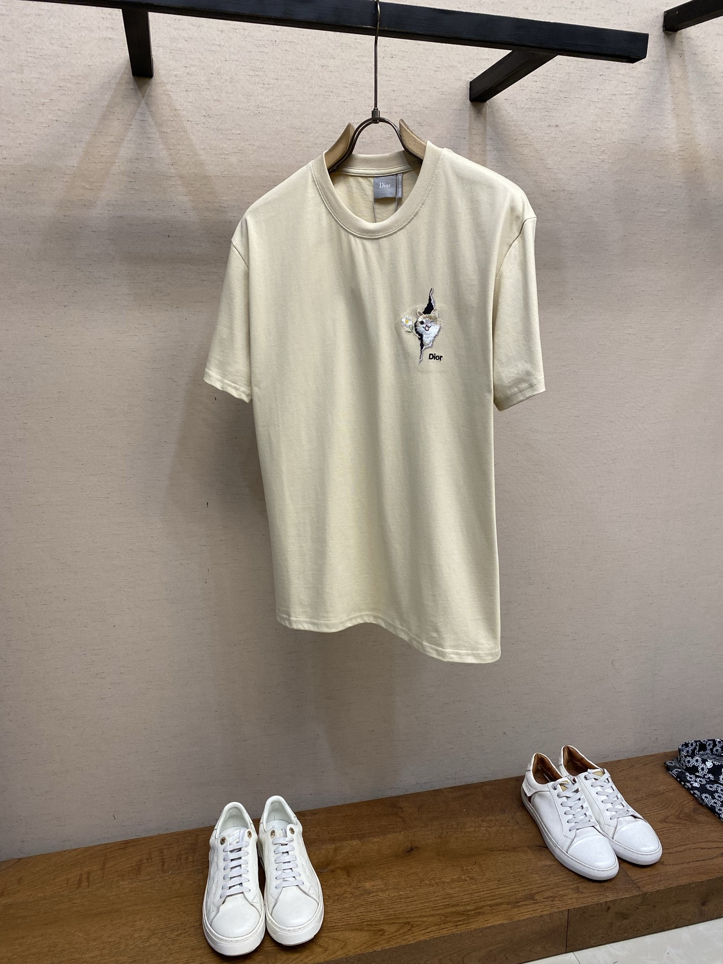 🌟🌟Dior 2026春夏新品，100％全棉300g面料，柔软亲肤，挺阔有垂坠感。四线密边做工精细，前幅
