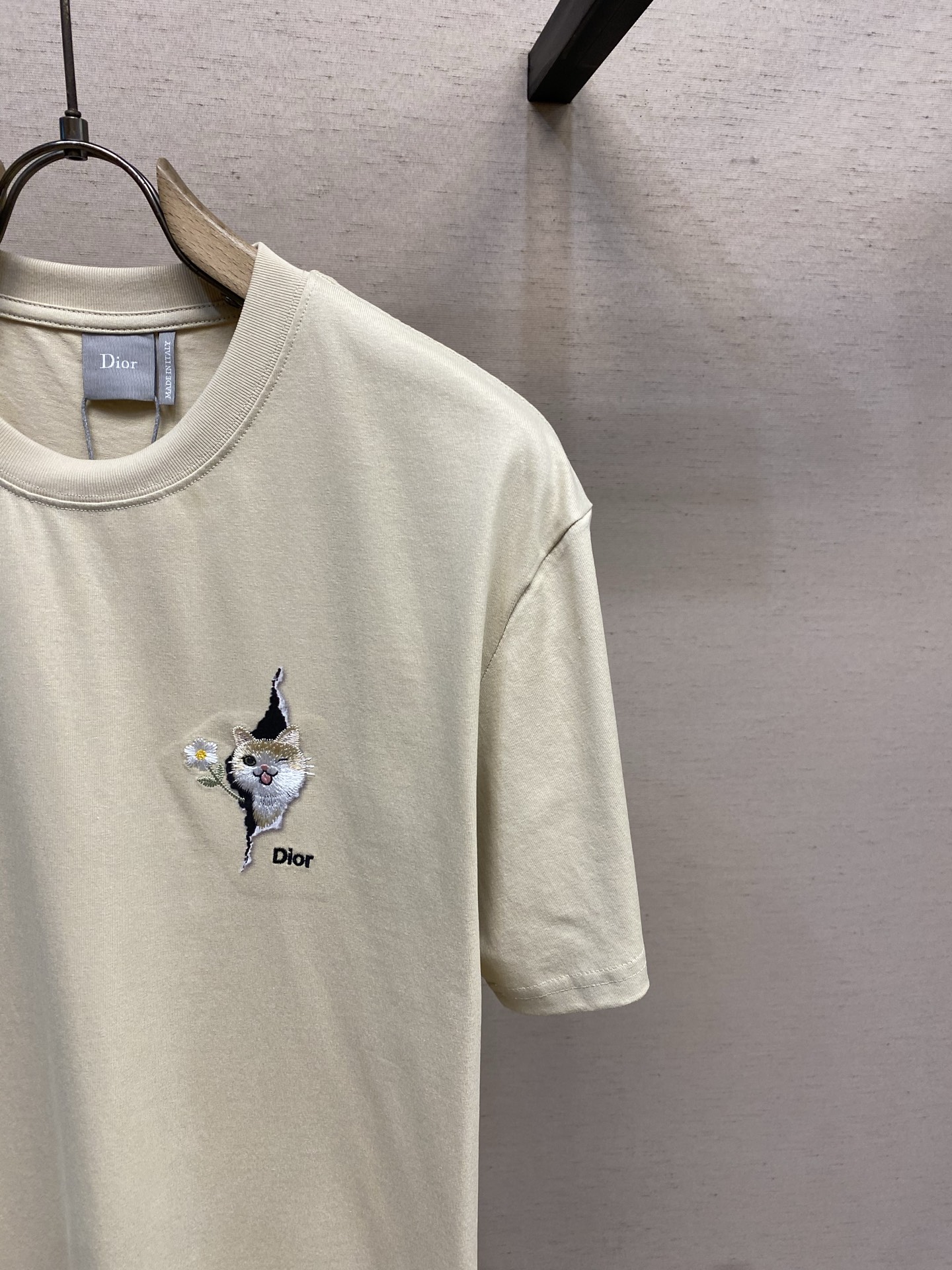 🌟🌟Dior 2026春夏新品，100％全棉300g面料，柔软亲肤，挺阔有垂坠感。四线密边做工精细，前幅