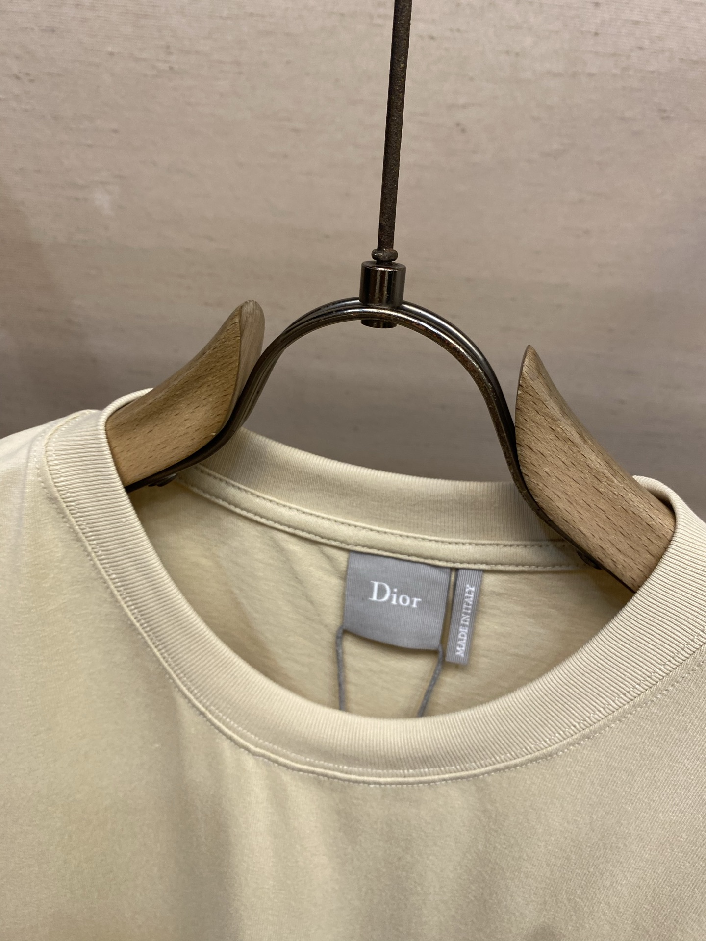 🌟🌟Dior 2026春夏新品，100％全棉300g面料，柔软亲肤，挺阔有垂坠感。四线密边做工精细，前幅