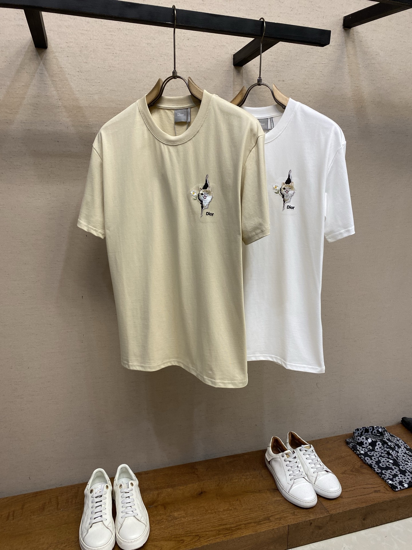 🌟🌟Dior 2026春夏新品，100％全棉300g面料，柔软亲肤，挺阔有垂坠感。四线密边做工精细，前幅