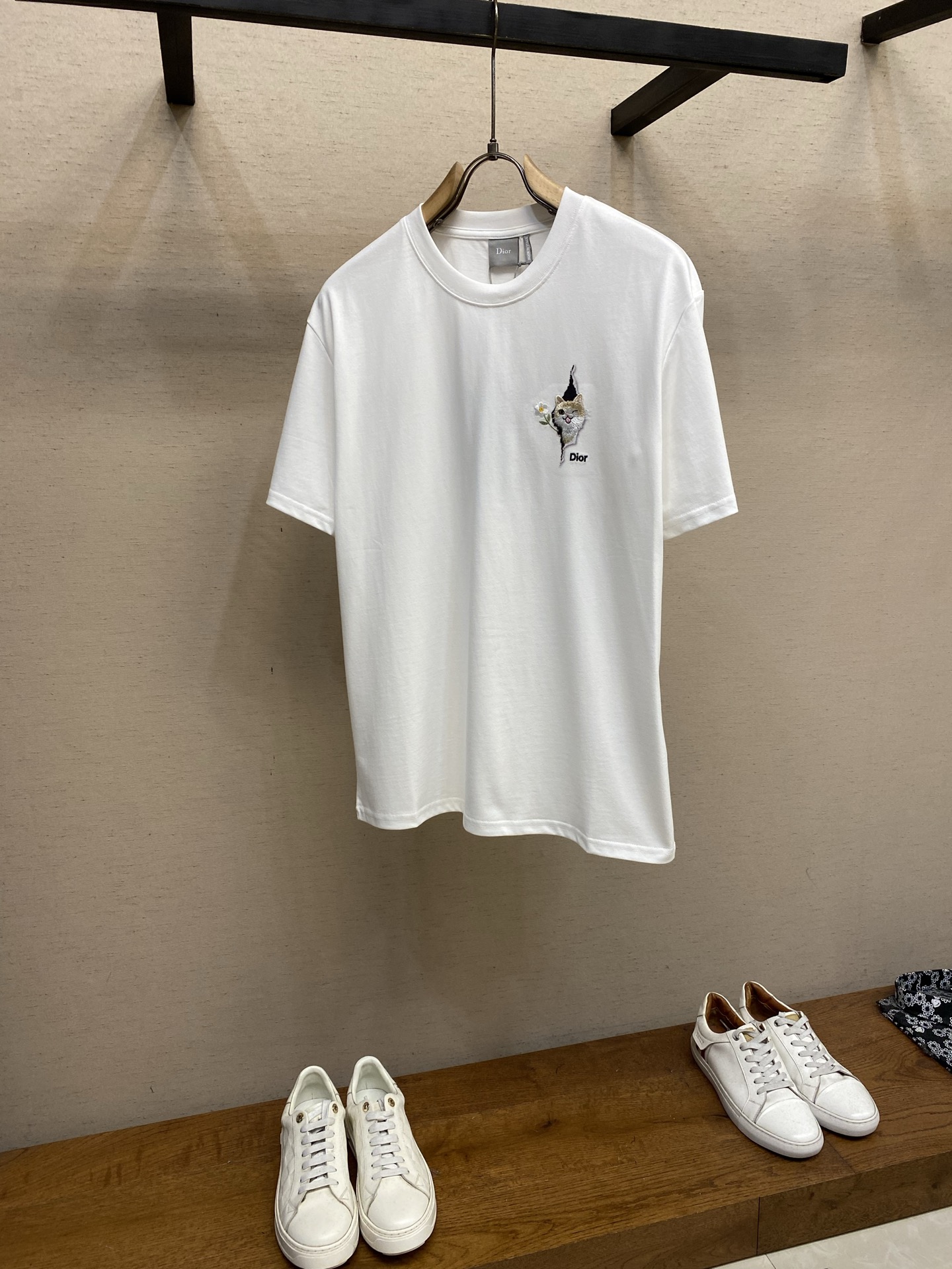 🌟🌟Dior 2026春夏新品，100％全棉300g面料，柔软亲肤，挺阔有垂坠感。四线密边做工精细，前幅