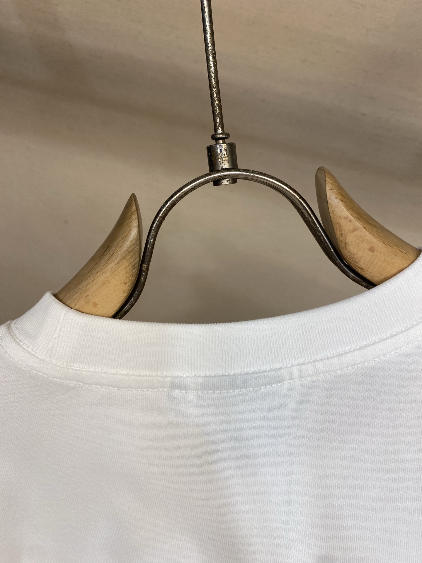 🌟🌟Dior 2026春夏新品，100％全棉300g面料，柔软亲肤，挺阔有垂坠感。四线密边做工精细，前幅