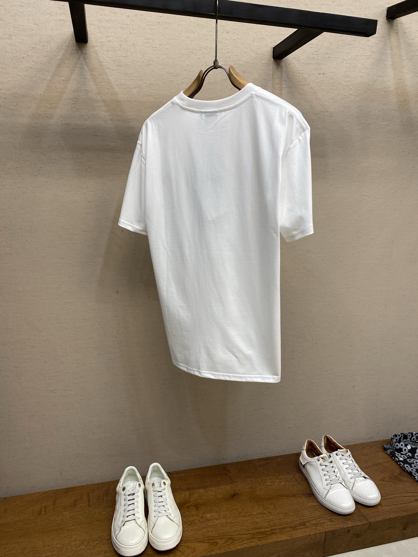 🌟🌟Dior 2026春夏新品，100％全棉300g面料，柔软亲肤，挺阔有垂坠感。四线密边做工精细，前幅