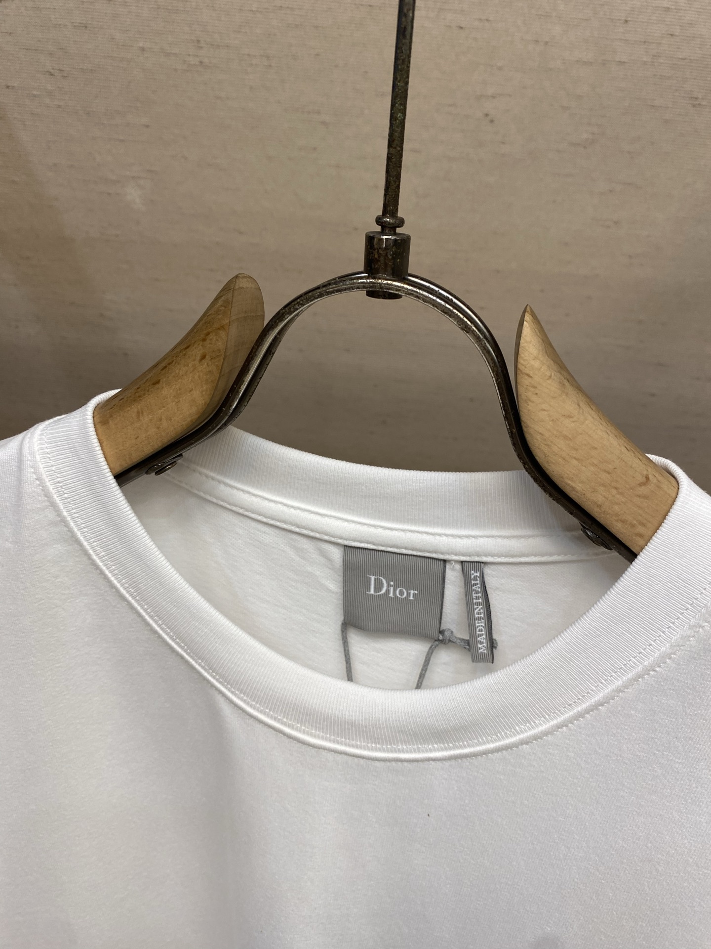 🌟🌟Dior 2026春夏新品，100％全棉300g面料，柔软亲肤，挺阔有垂坠感。四线密边做工精细，前幅