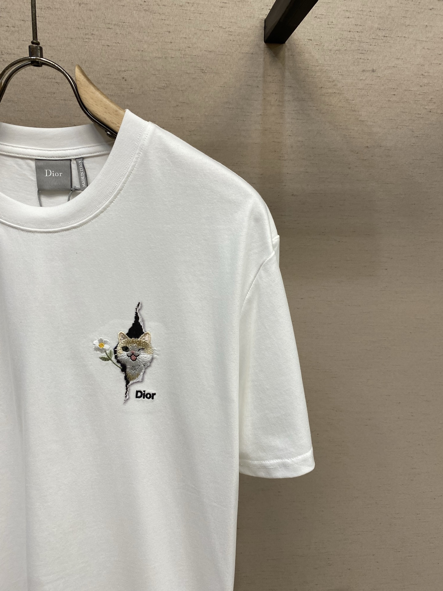 🌟🌟Dior 2026春夏新品，100％全棉300g面料，柔软亲肤，挺阔有垂坠感。四线密边做工精细，前幅